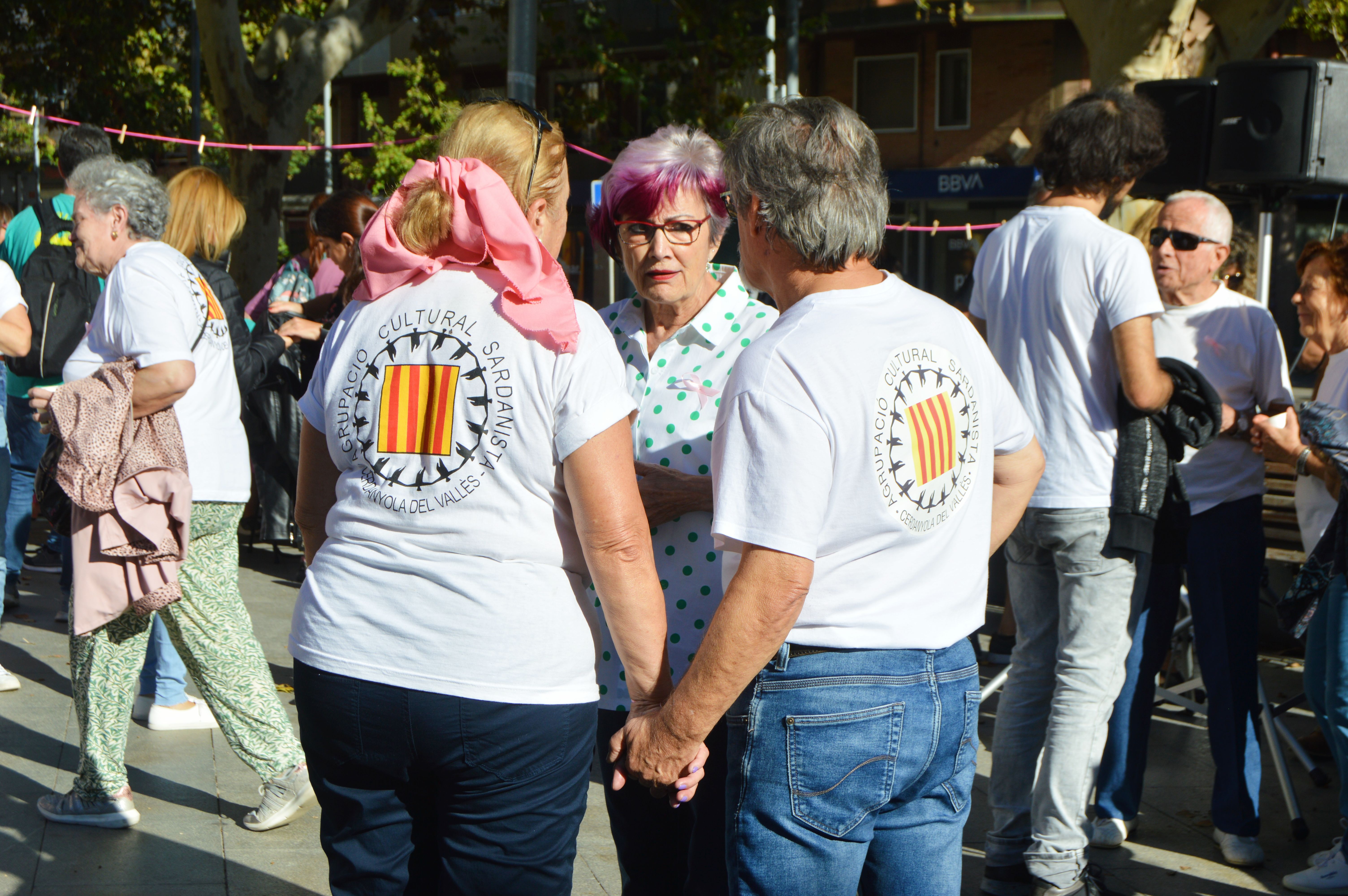 Les imatges de la commemoració contra el càncer de mama a Cerdanyola. FOTO: Nora MO