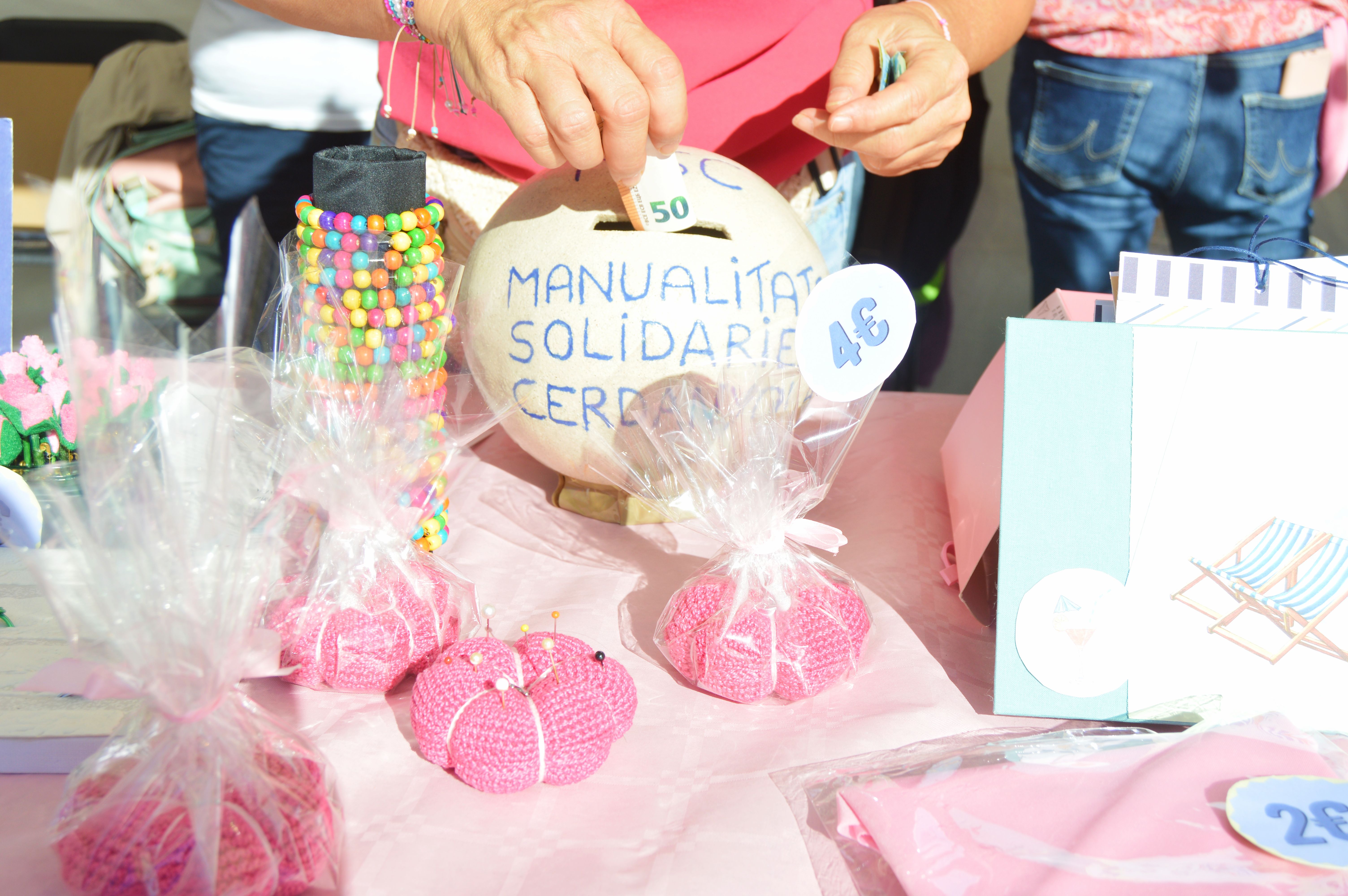 Les imatges de la commemoració contra el càncer de mama a Cerdanyola. FOTO: Nora MO