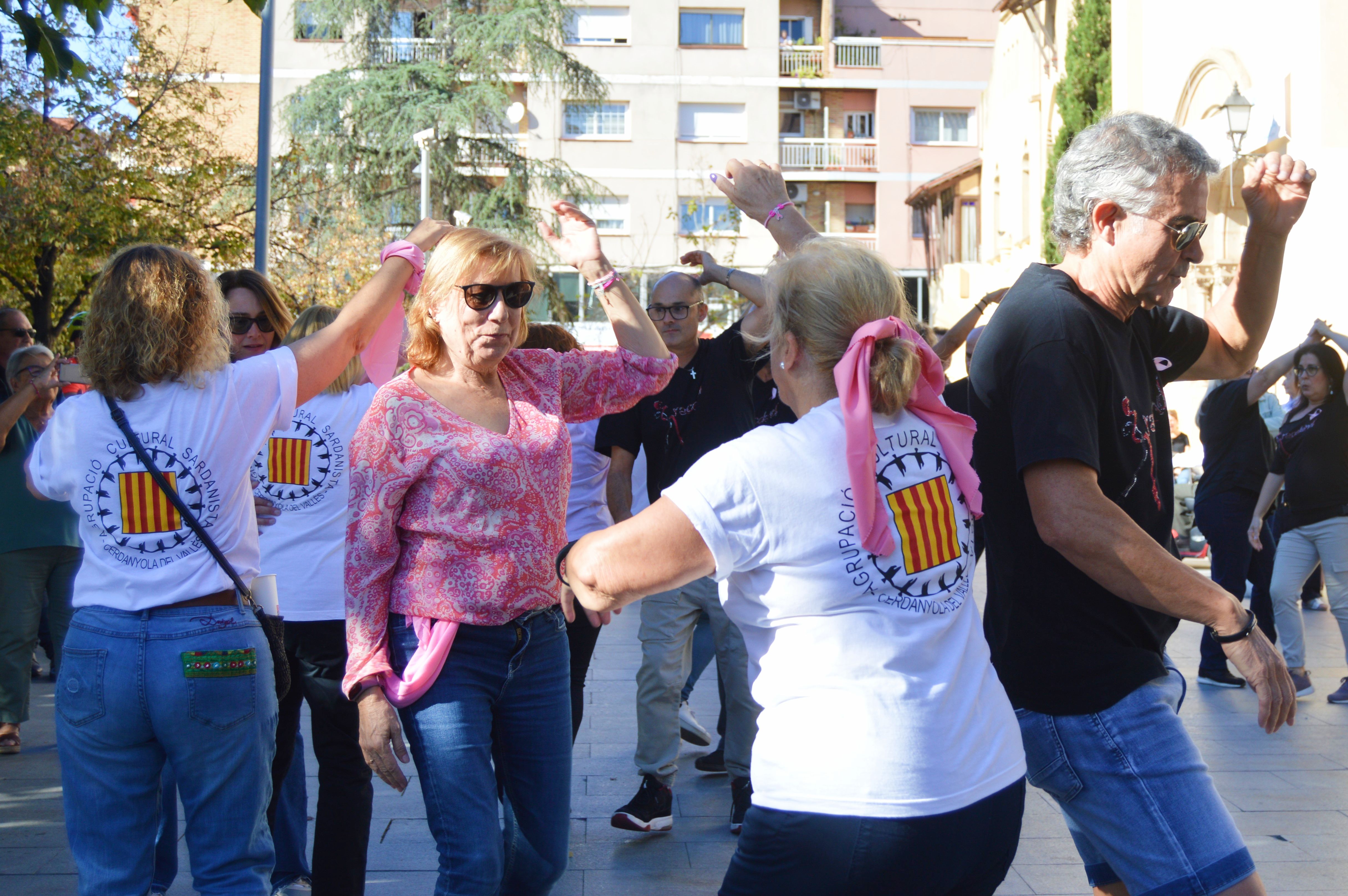 Les imatges de la commemoració contra el càncer de mama a Cerdanyola. FOTO: Nora MO