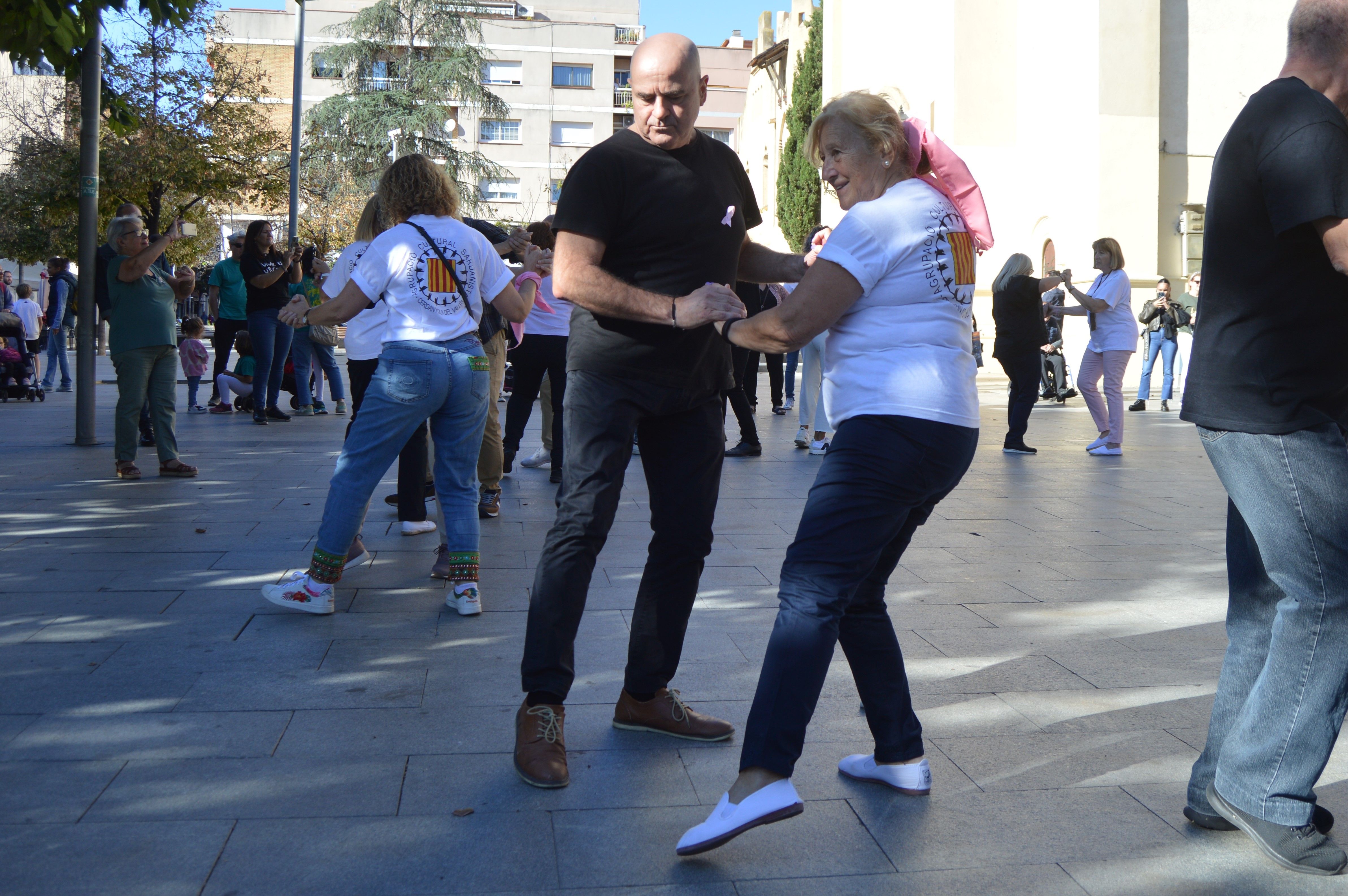 Les imatges de la commemoració contra el càncer de mama a Cerdanyola. FOTO: Nora MO