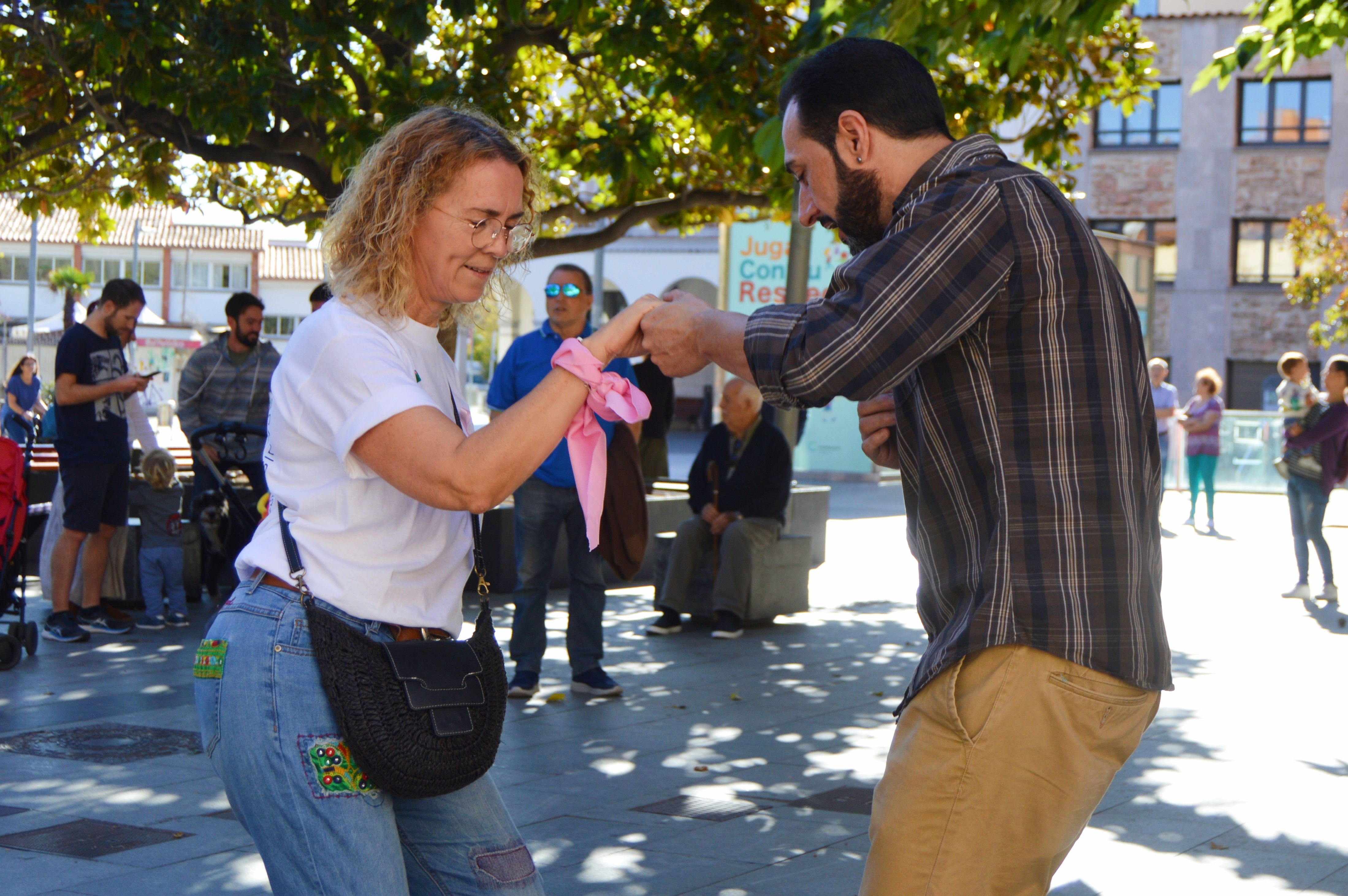 Les imatges de la commemoració contra el càncer de mama a Cerdanyola. FOTO: Nora MO