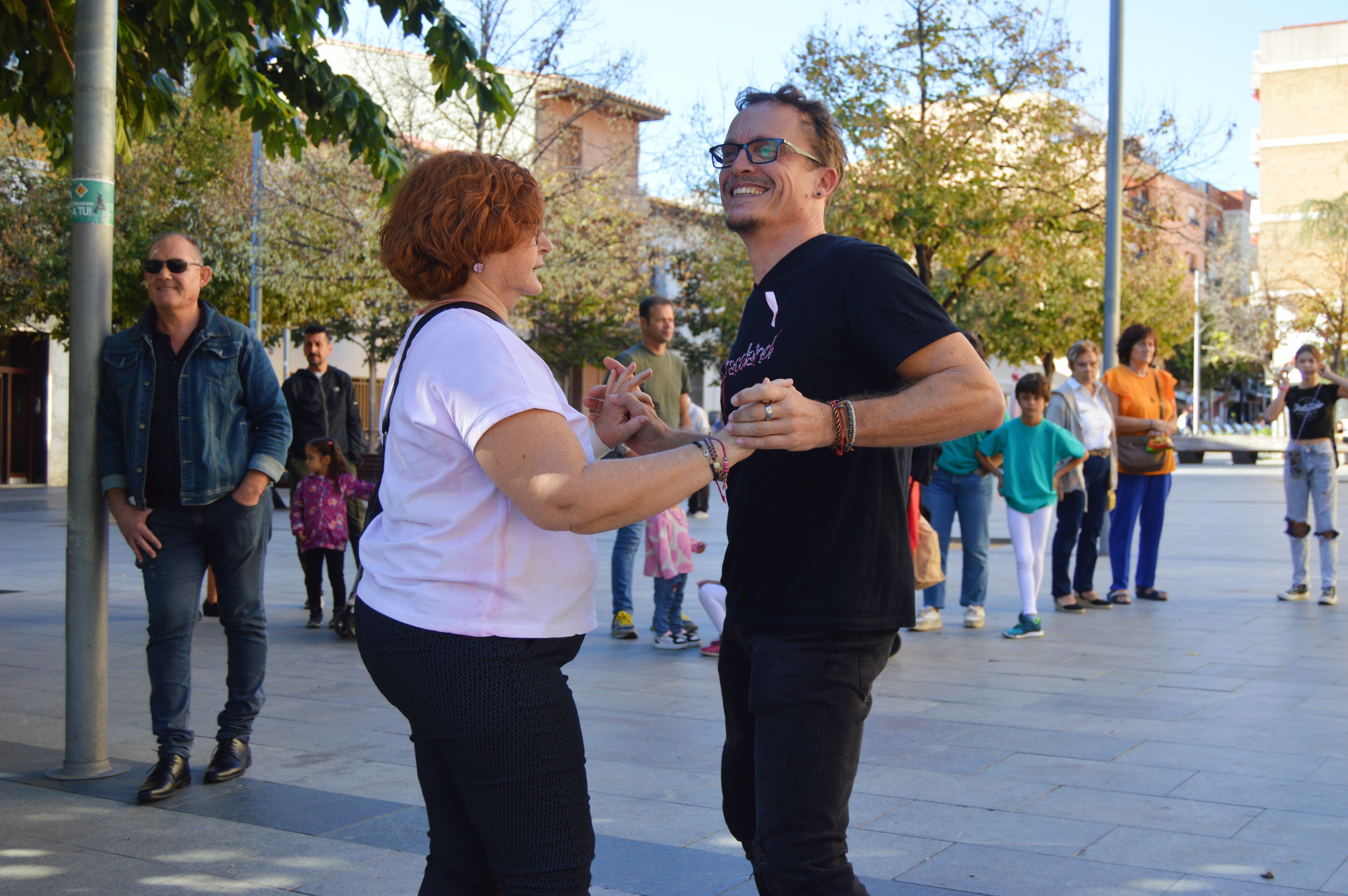 Les imatges de la commemoració contra el càncer de mama a Cerdanyola. FOTO: Nora MO