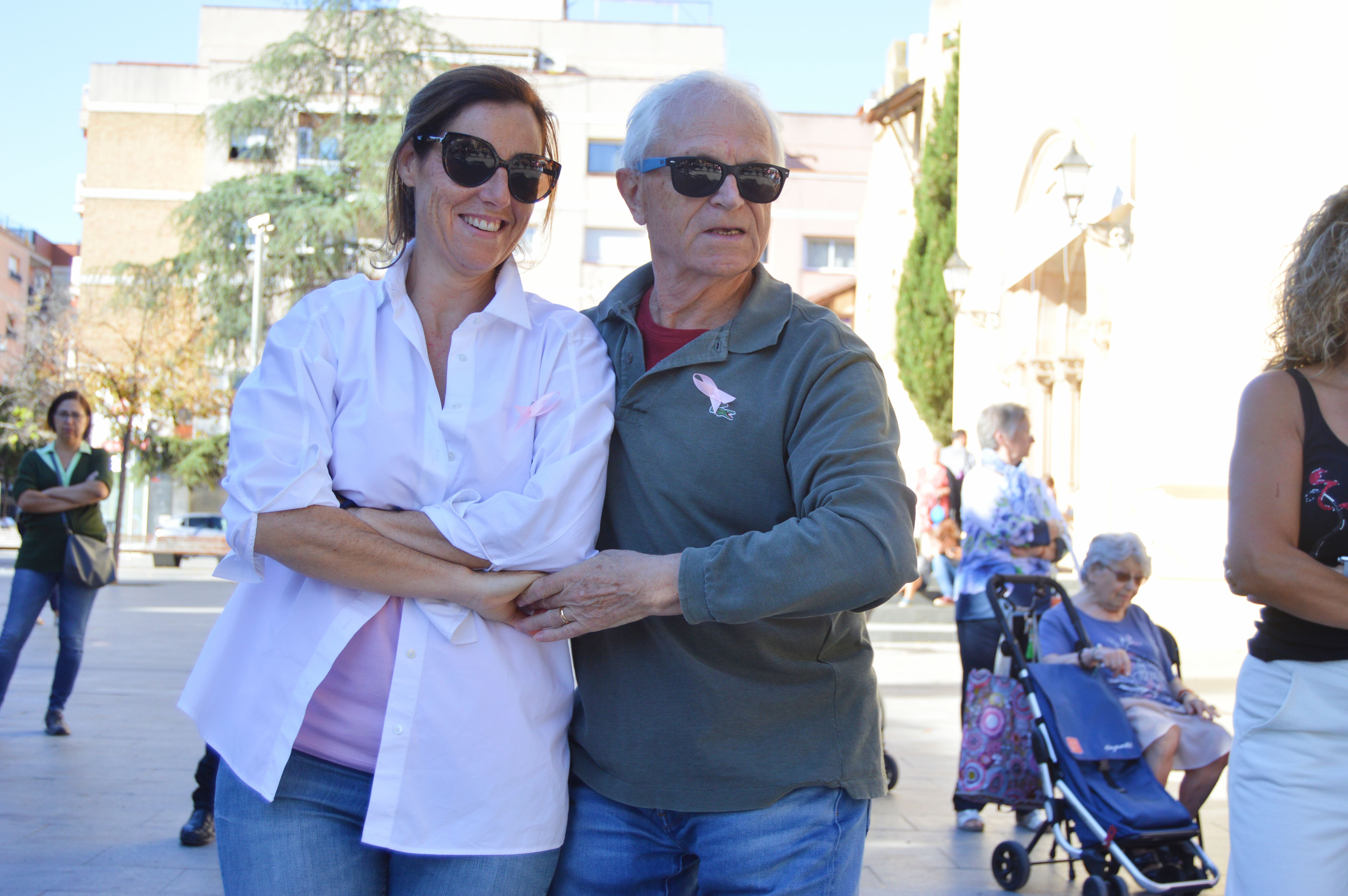 Les imatges de la commemoració contra el càncer de mama a Cerdanyola. FOTO: Nora MO