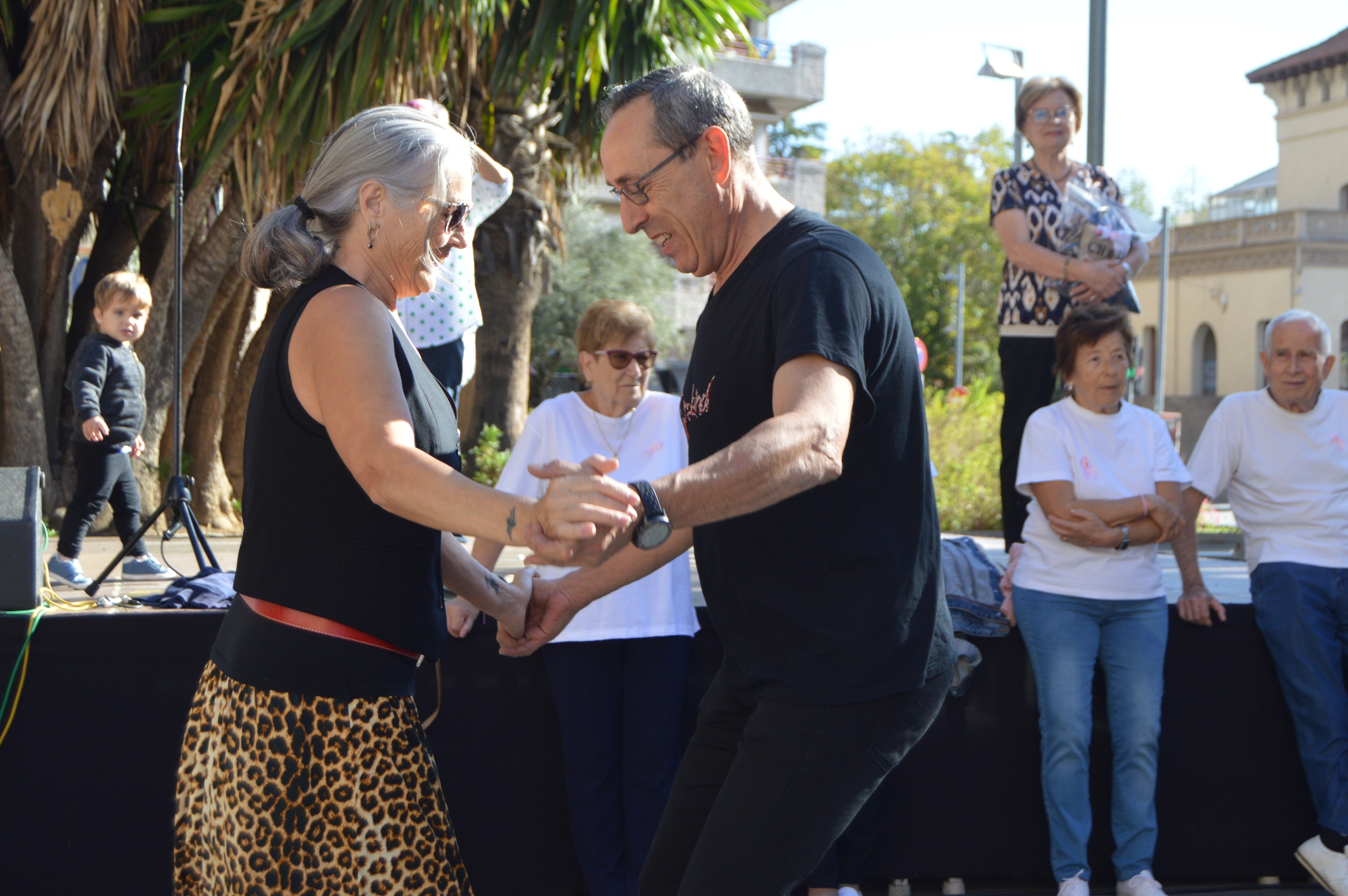 Les imatges de la commemoració contra el càncer de mama a Cerdanyola. FOTO: Nora MO