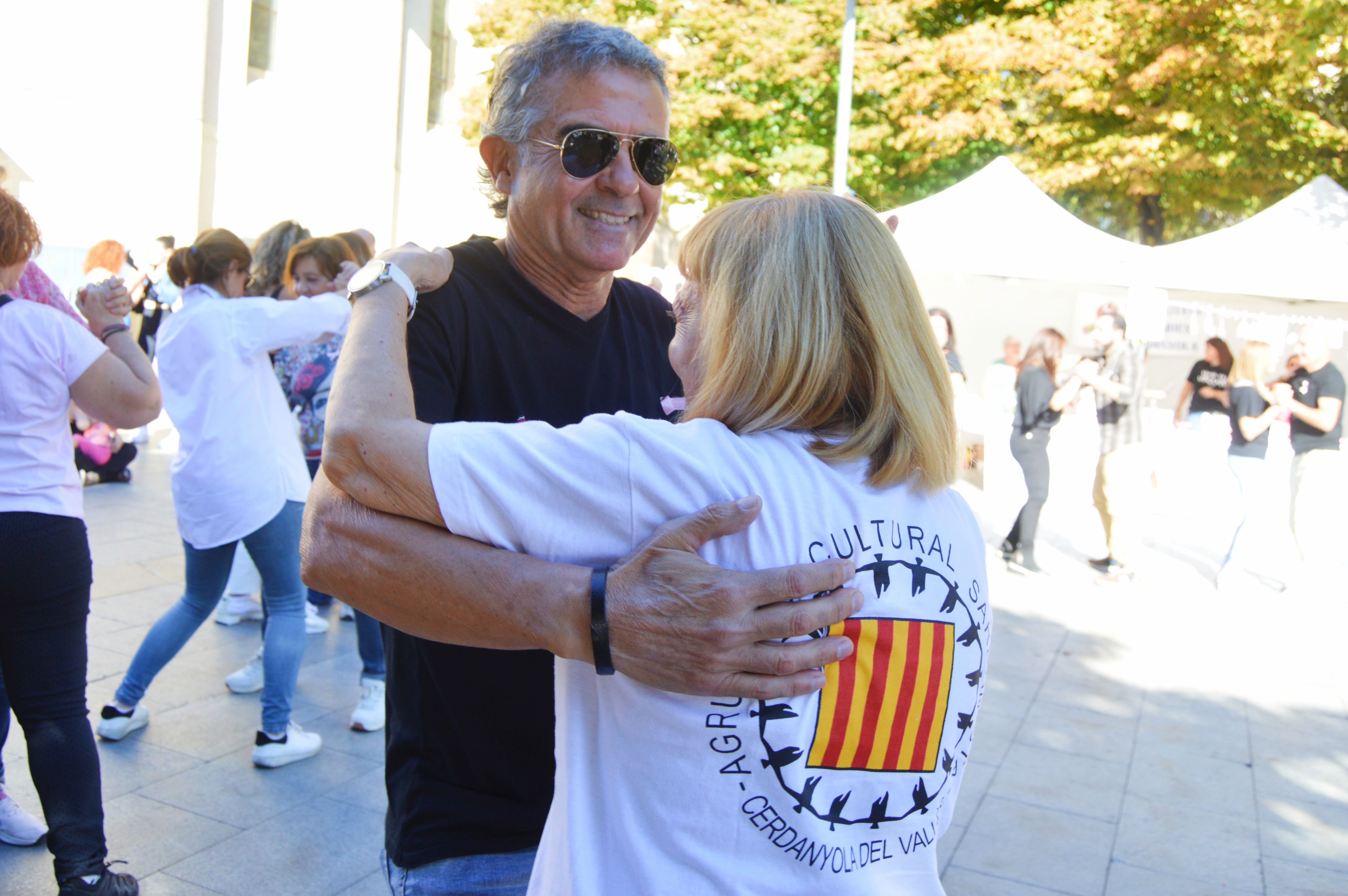 Les imatges de la commemoració contra el càncer de mama a Cerdanyola. FOTO: Nora MO