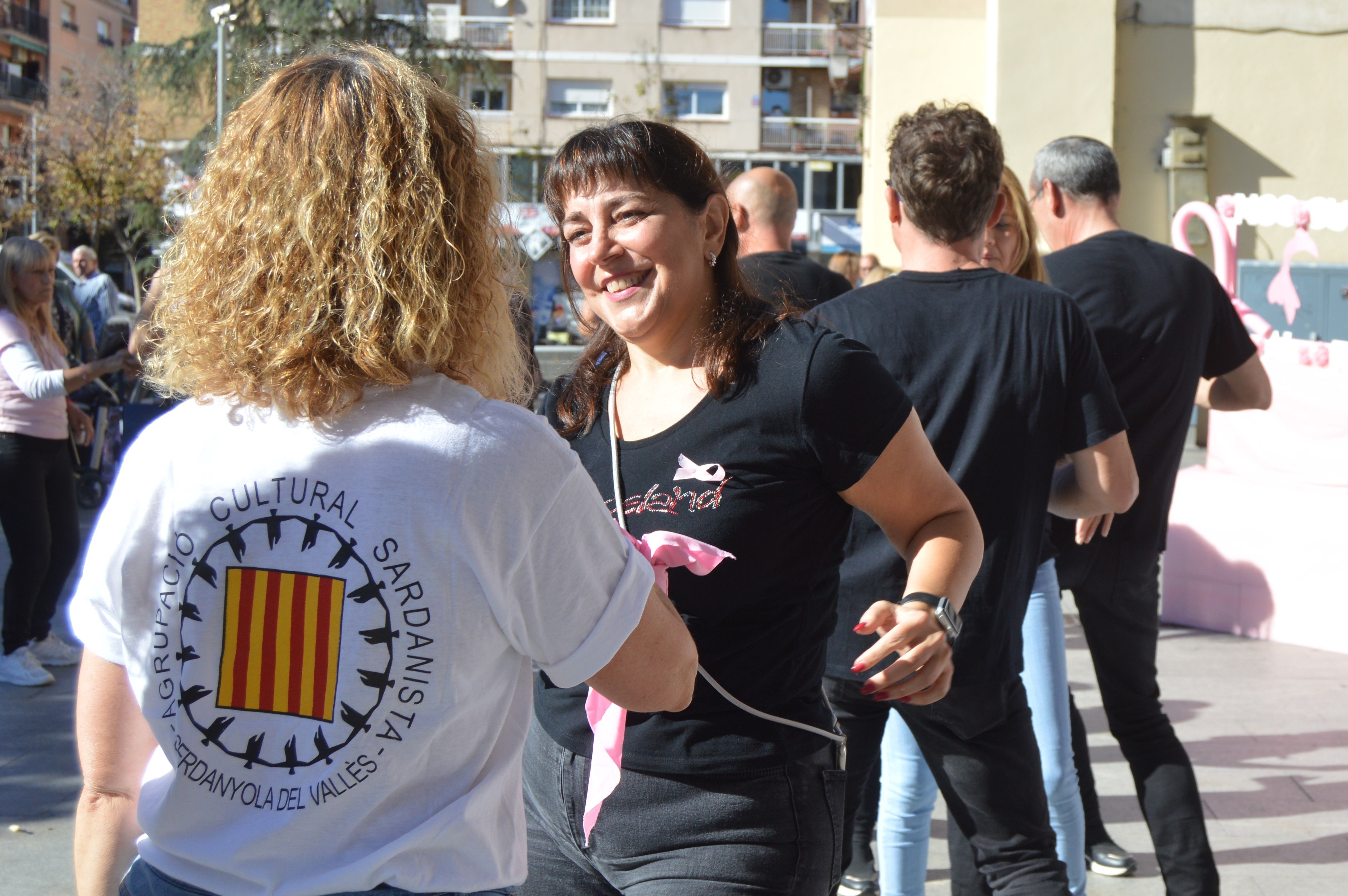 Les imatges de la commemoració contra el càncer de mama a Cerdanyola. FOTO: Nora MO