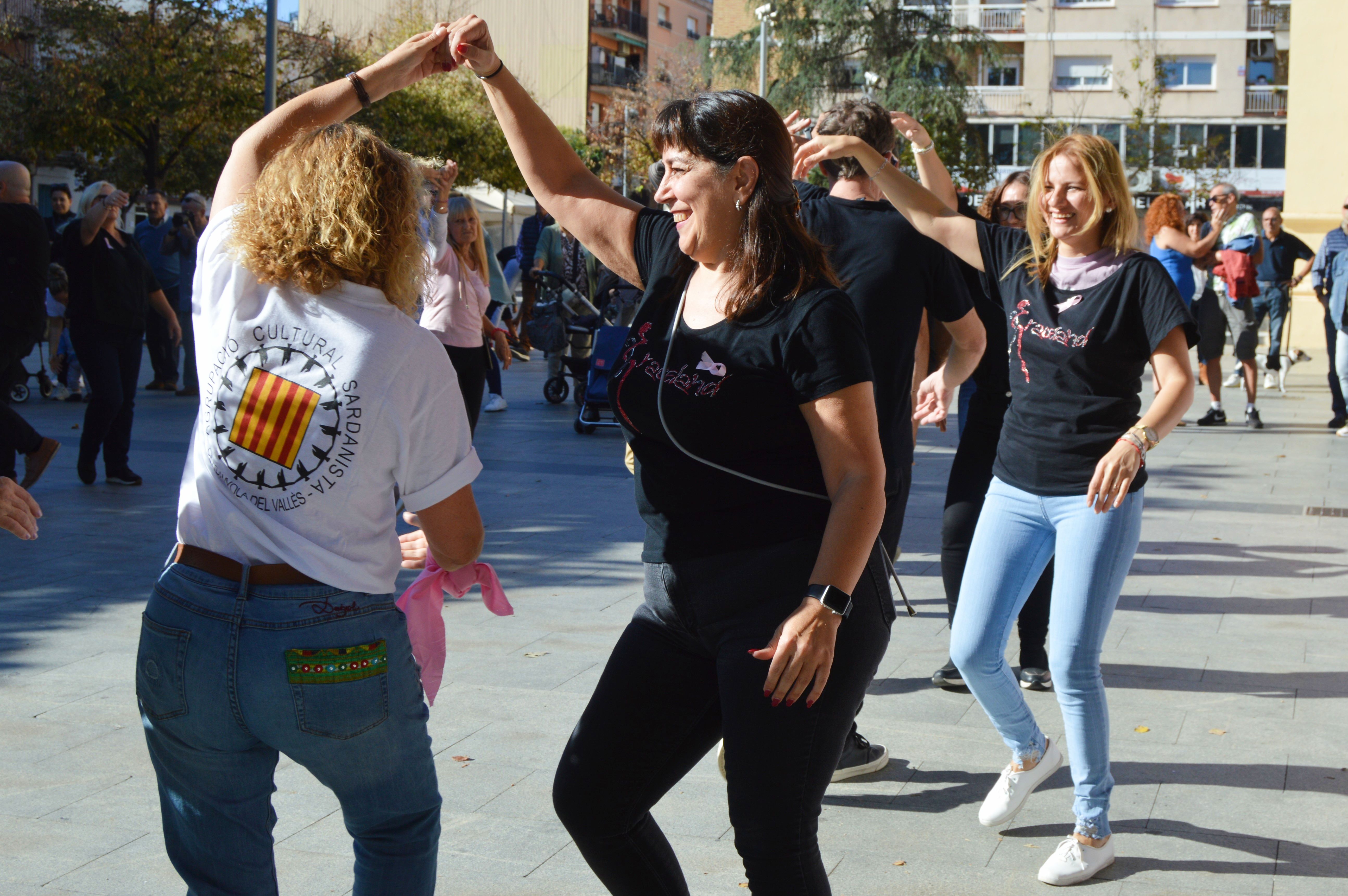 Les imatges de la commemoració contra el càncer de mama a Cerdanyola. FOTO: Nora MO