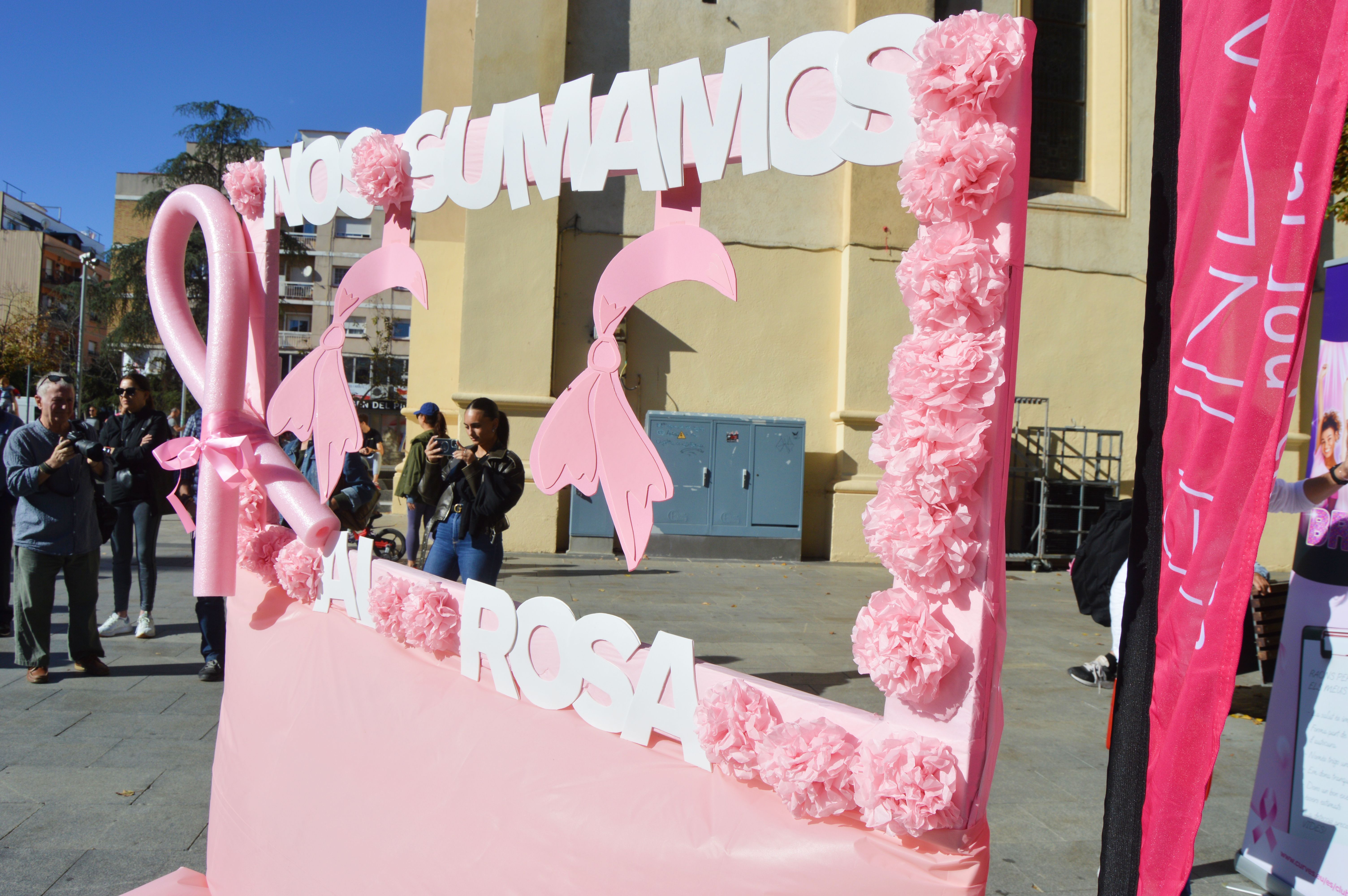 Les imatges de la commemoració contra el càncer de mama a Cerdanyola. FOTO: Nora MO