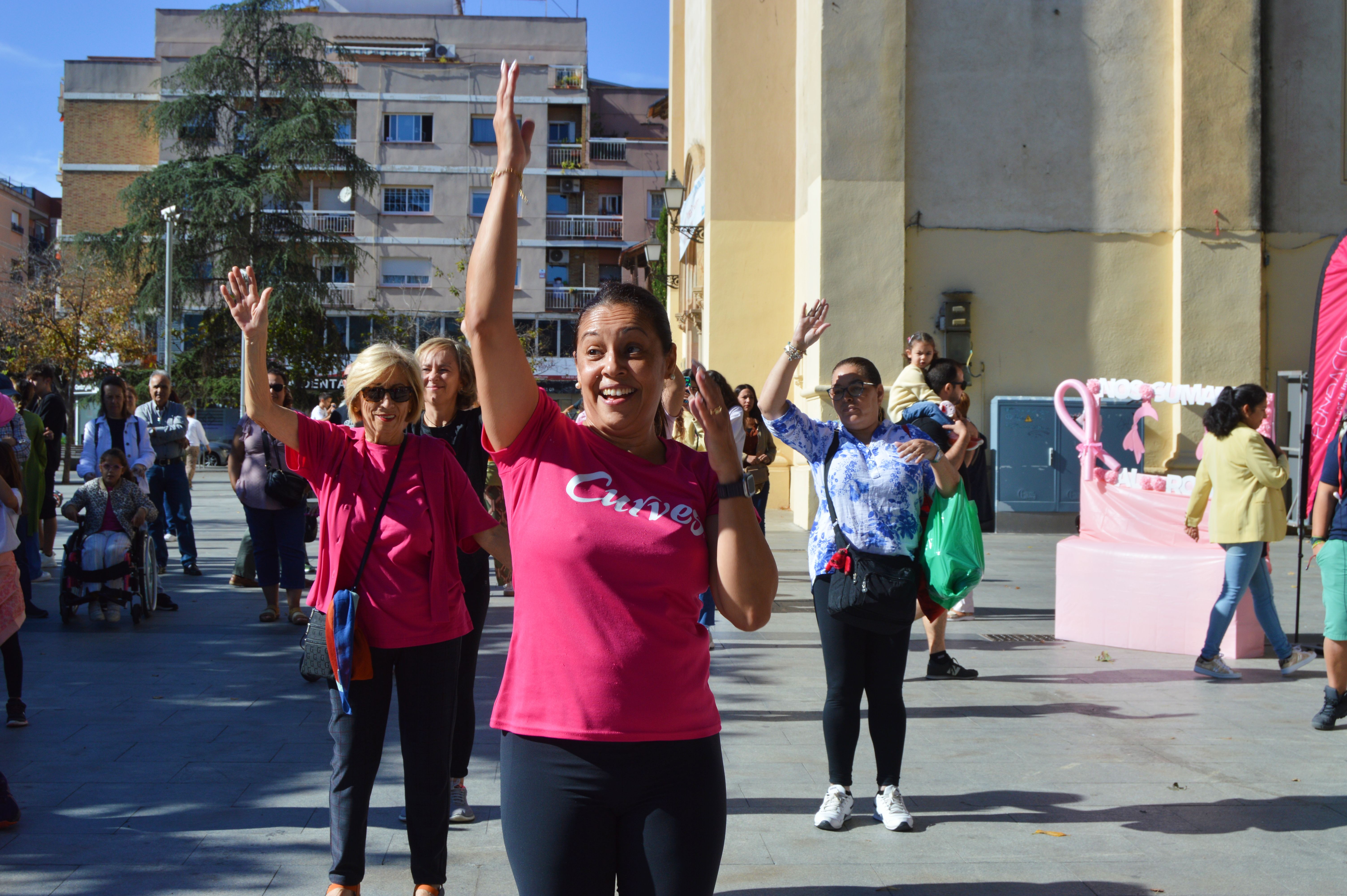 Les imatges de la commemoració contra el càncer de mama a Cerdanyola. FOTO: Nora MO