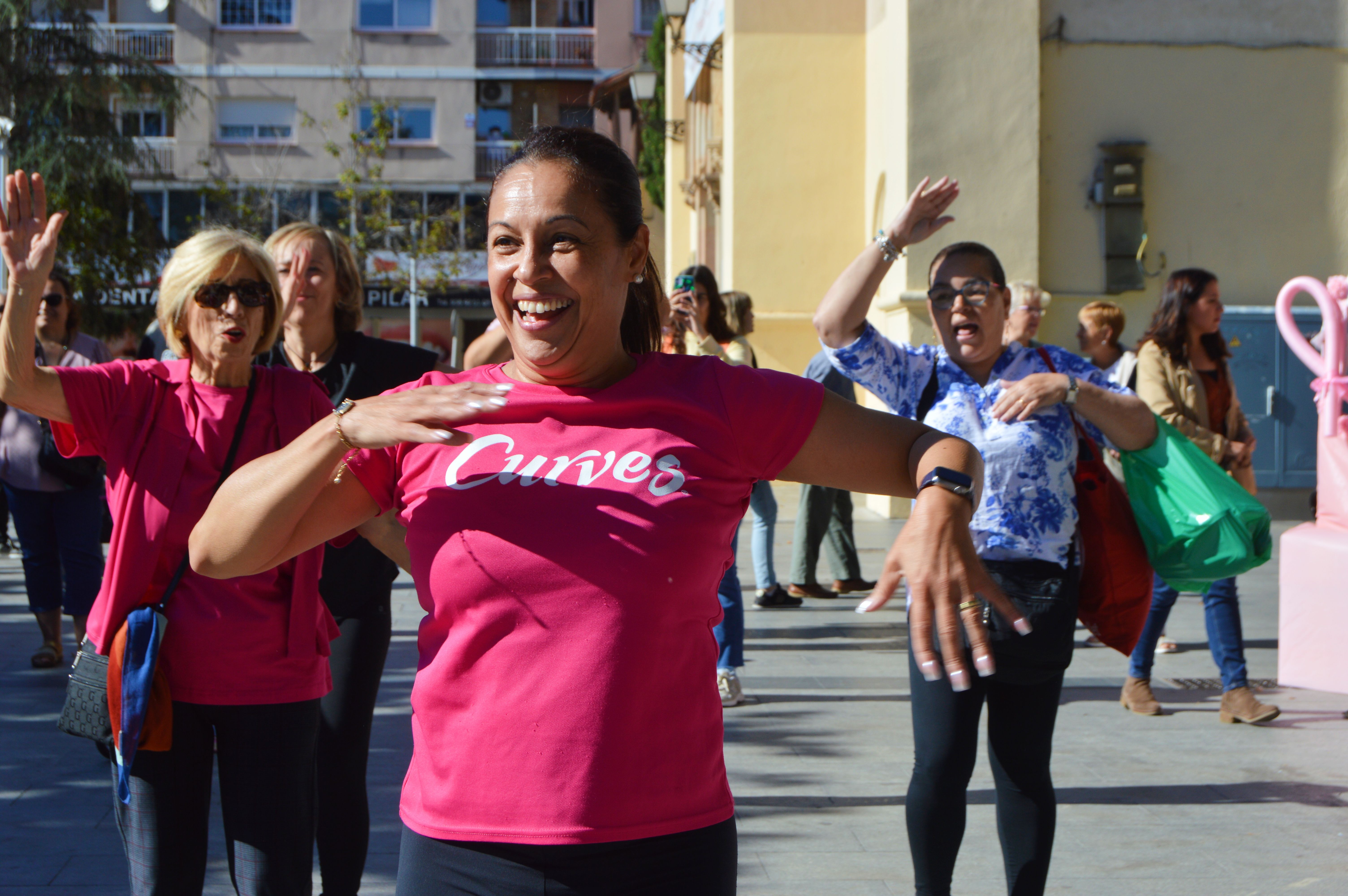 Les imatges de la commemoració contra el càncer de mama a Cerdanyola. FOTO: Nora MO