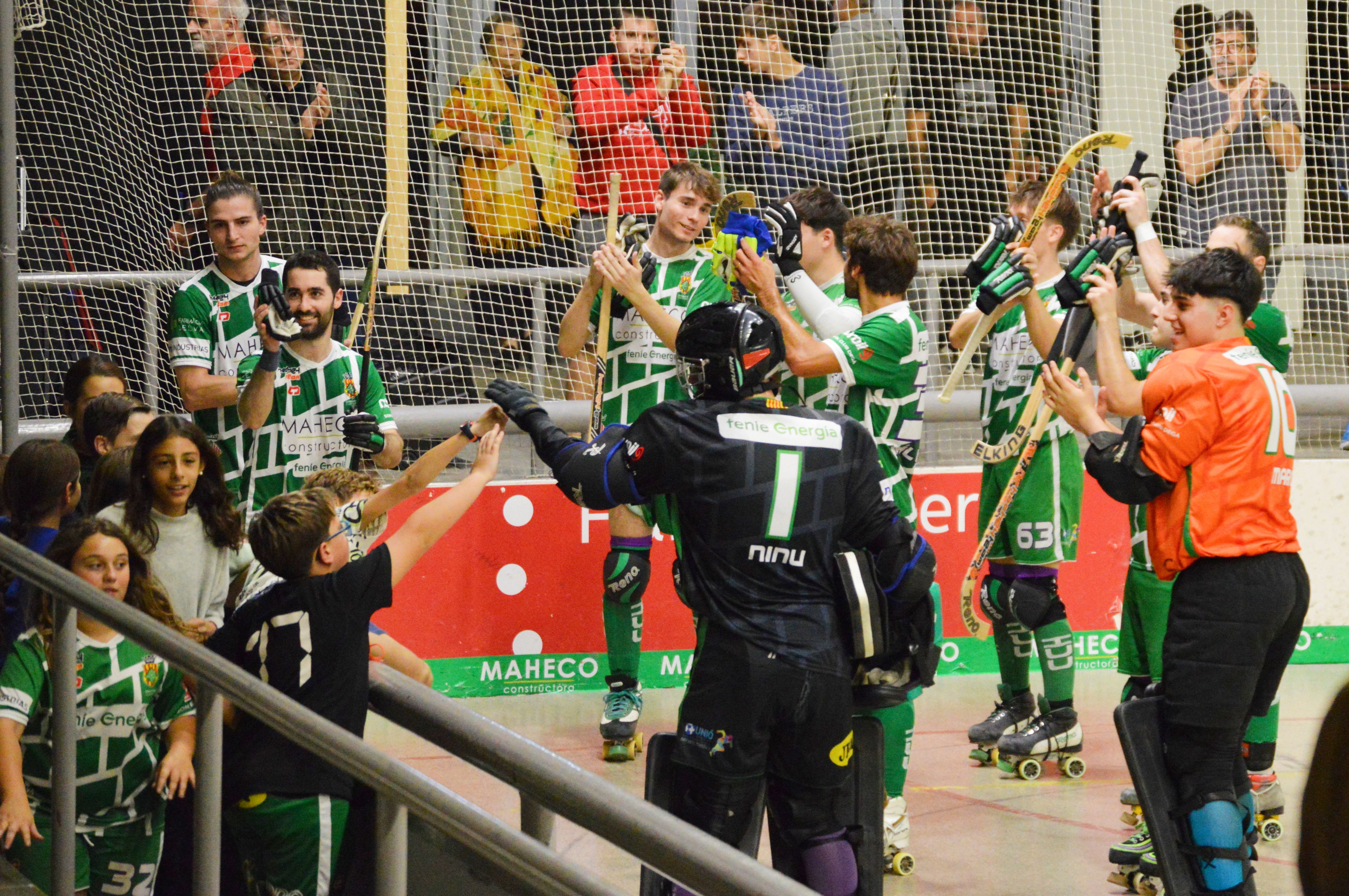 Celebració de la victòria en el debut del Cerdanyola CH en OK Liga Plata. FOTO: Nora MO