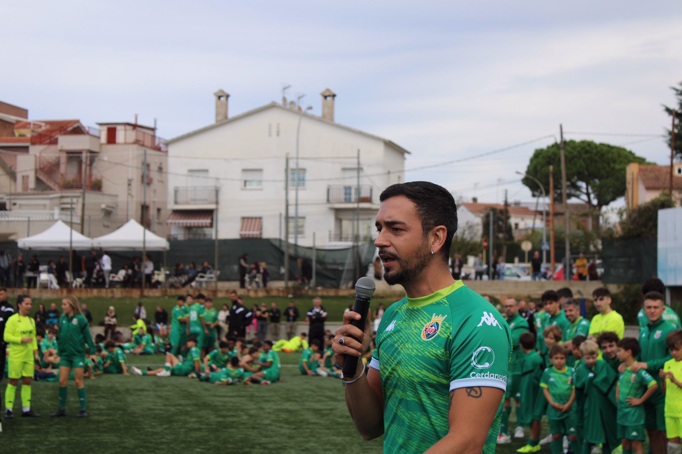 Aleix Marrel cantant el nou himne del Cerdanyola FC. FOTO: Guillem Barrera