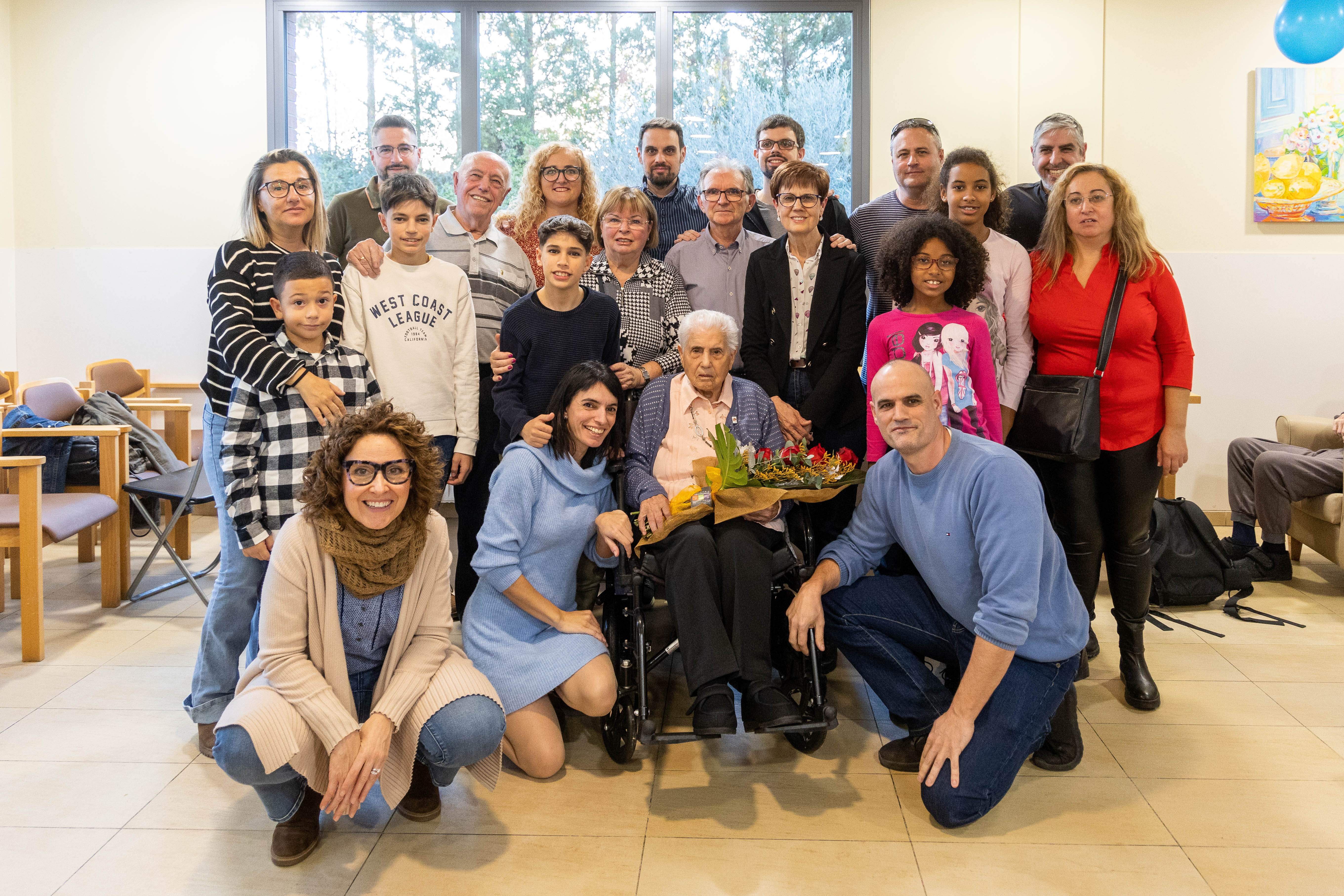 La centenària Manuela Isabel Esteban Yuste amb la seva família. FOTO: Ajuntament de Cerdanyola