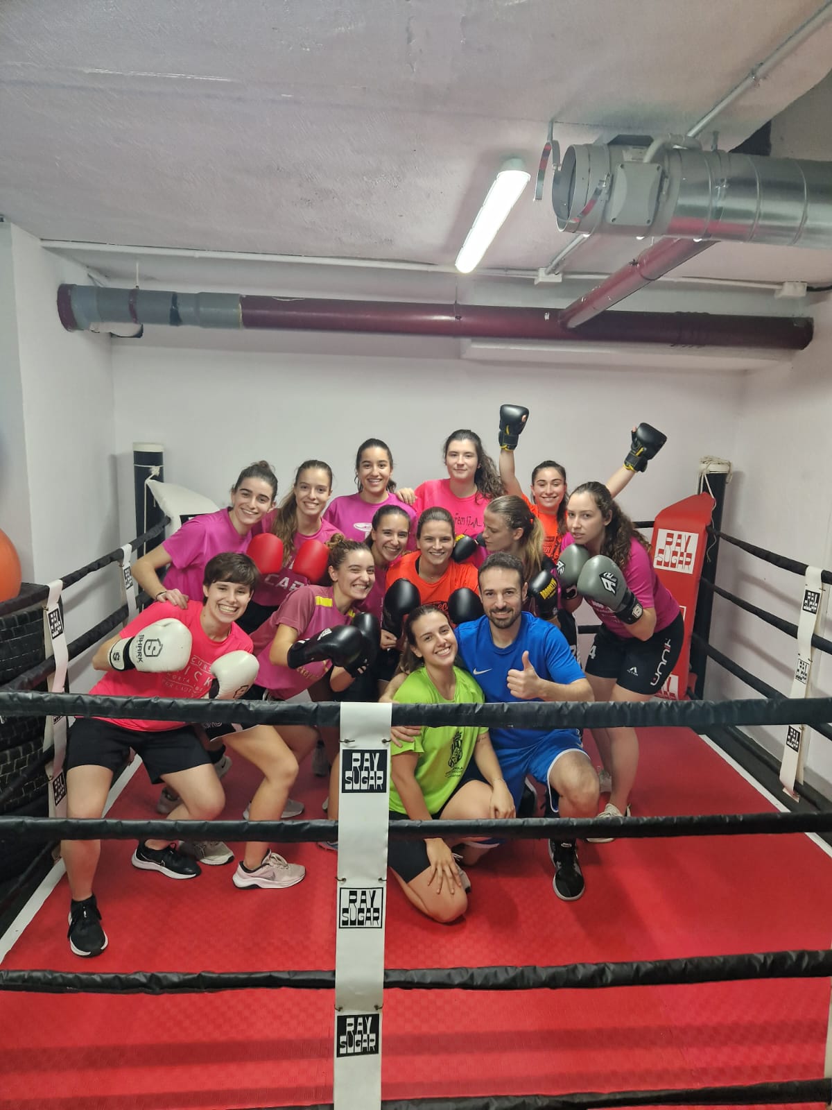 Classe de boxa a les jugadores del Cerdanyola Club d'Hoquei. FOTO: Cedida