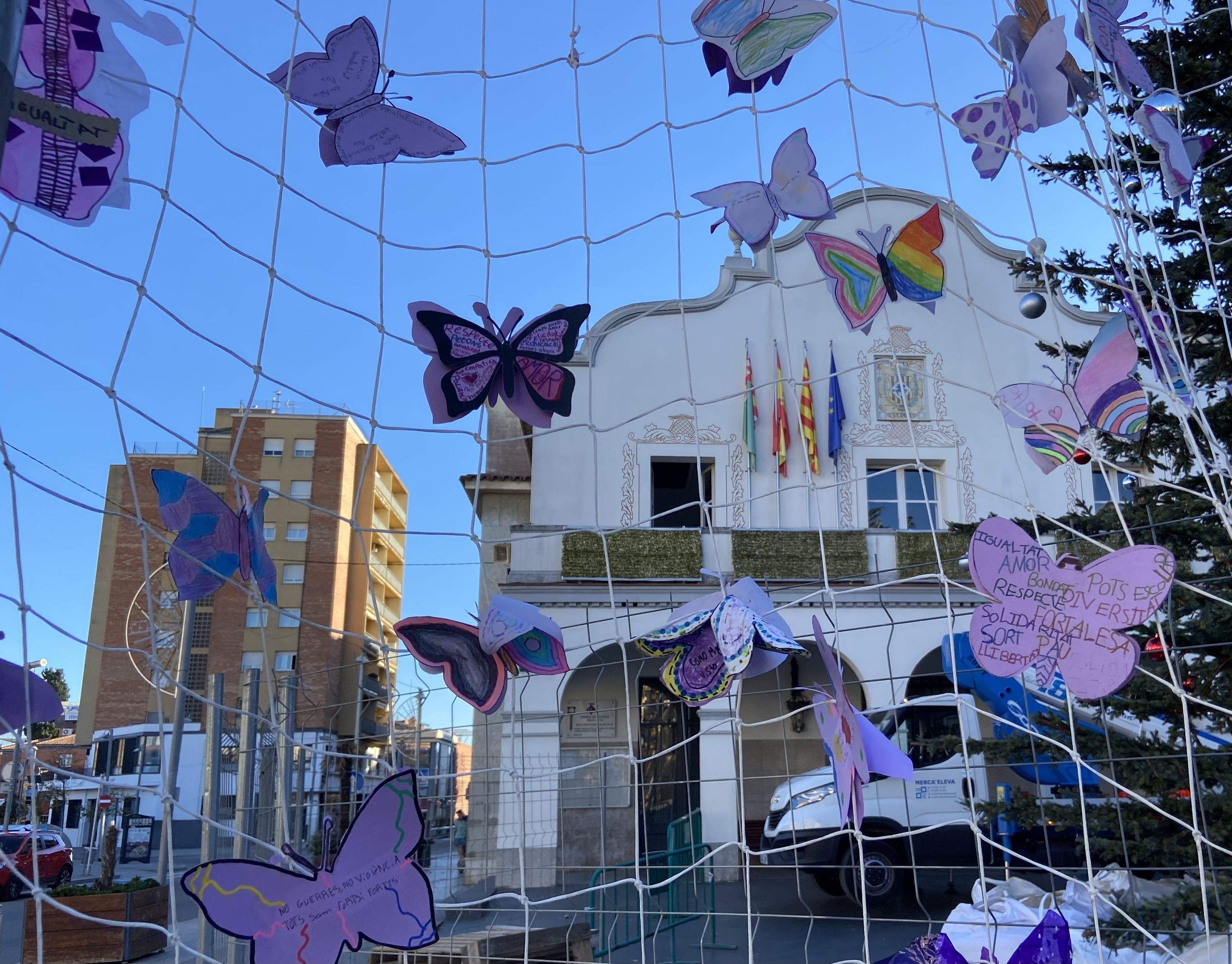 Les papallones liles tornaran a ser aquest 2025 un símbol de protesta en contra de la violència masclista. FOTO: Nora MO (Arxiu)