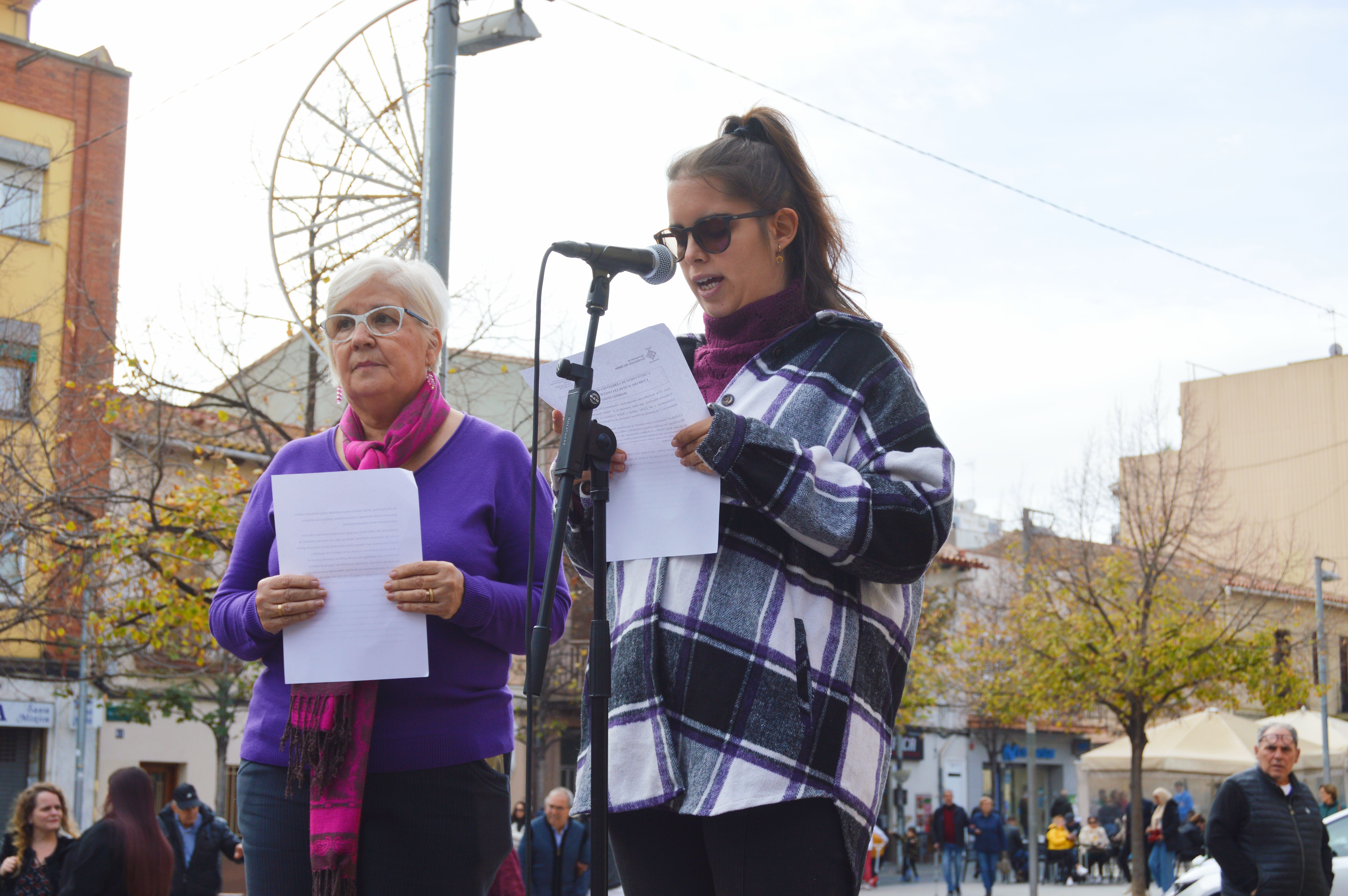 Lectura del manifest del 25-N de 2023 de Cerdanyola a càrrec de Dones per la Igaultat. FOTO: Nora MO