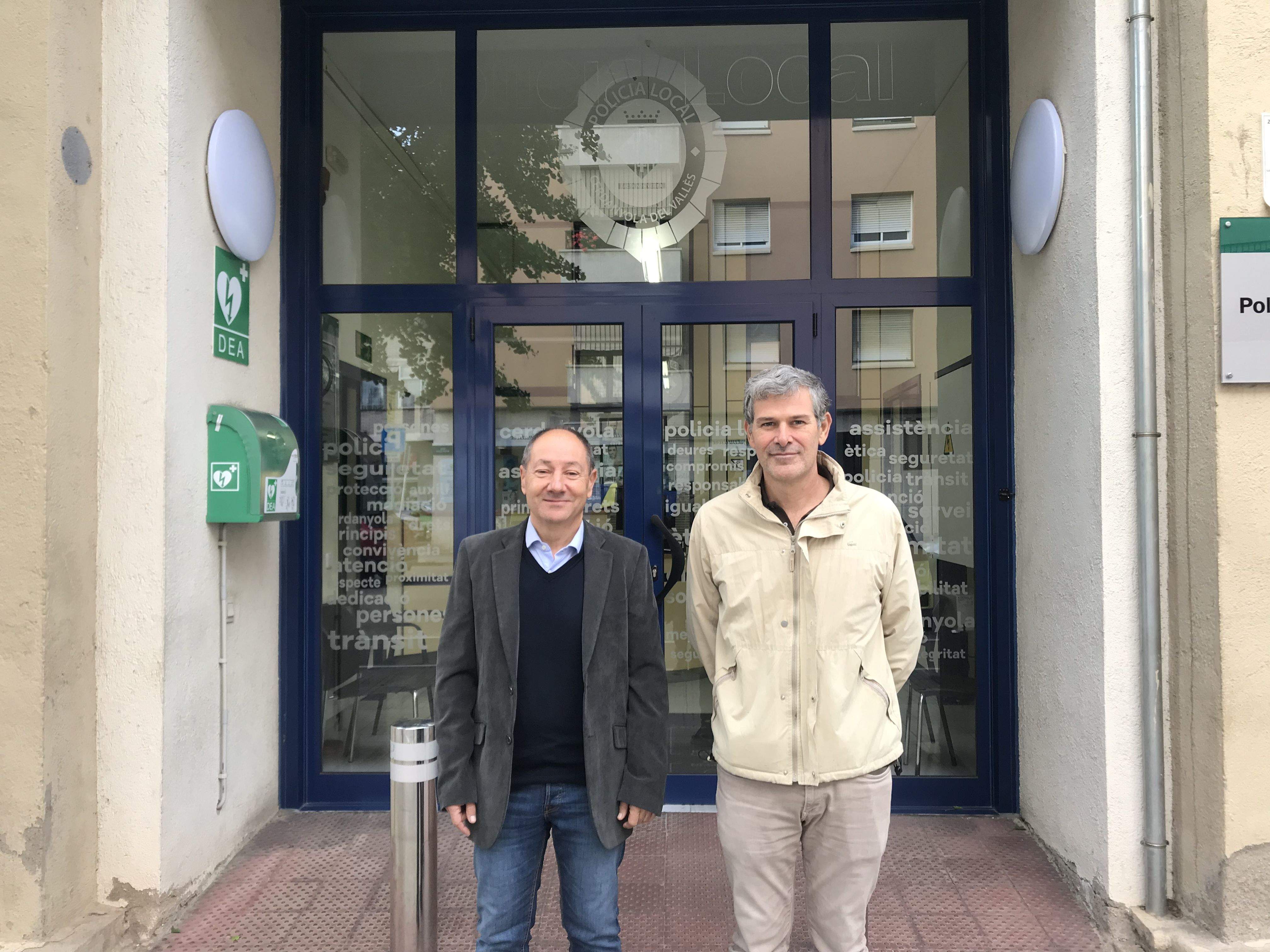 Jaume Folch (esquerra) i Lluís Funes (dreta), davant la comissaria de la Policia Local de Cerdanyola. FOTO: Guillem Barrera