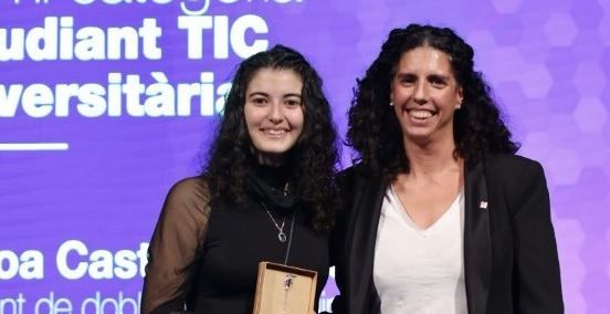 La cerdanyolenca Ainhoa Castaño rebent el premi 'Estudiant TIC Universitària'. FOTO: gencat.cat