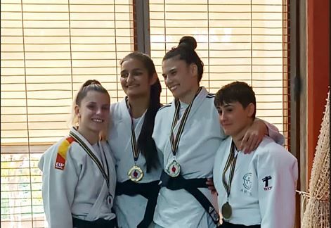 Jazmin Arjona (esquerra) amb la medalla de plata. FOTO: Cedida