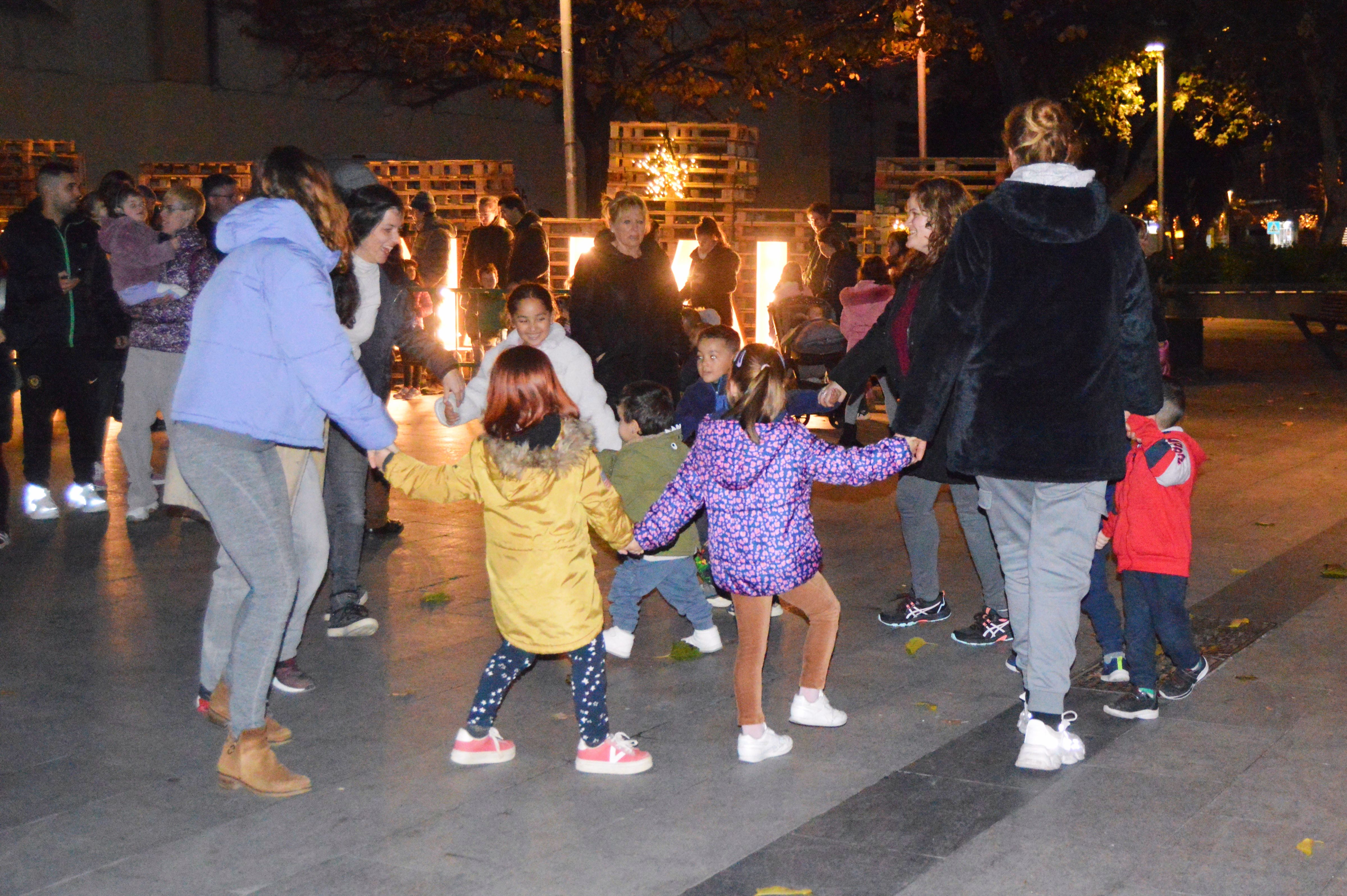Activitats infantils de Nadal a la plaça de l'Abat Oliba. FOTO: Nora MO