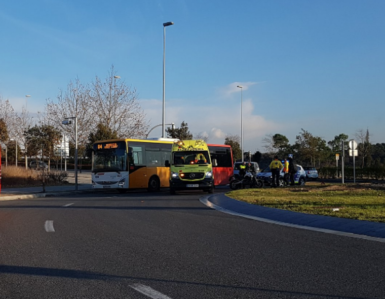 Accident a la BP-1413 a la rotonda del Sincotró Alba. FOTO: Twitter Anti-Radar Catalunya