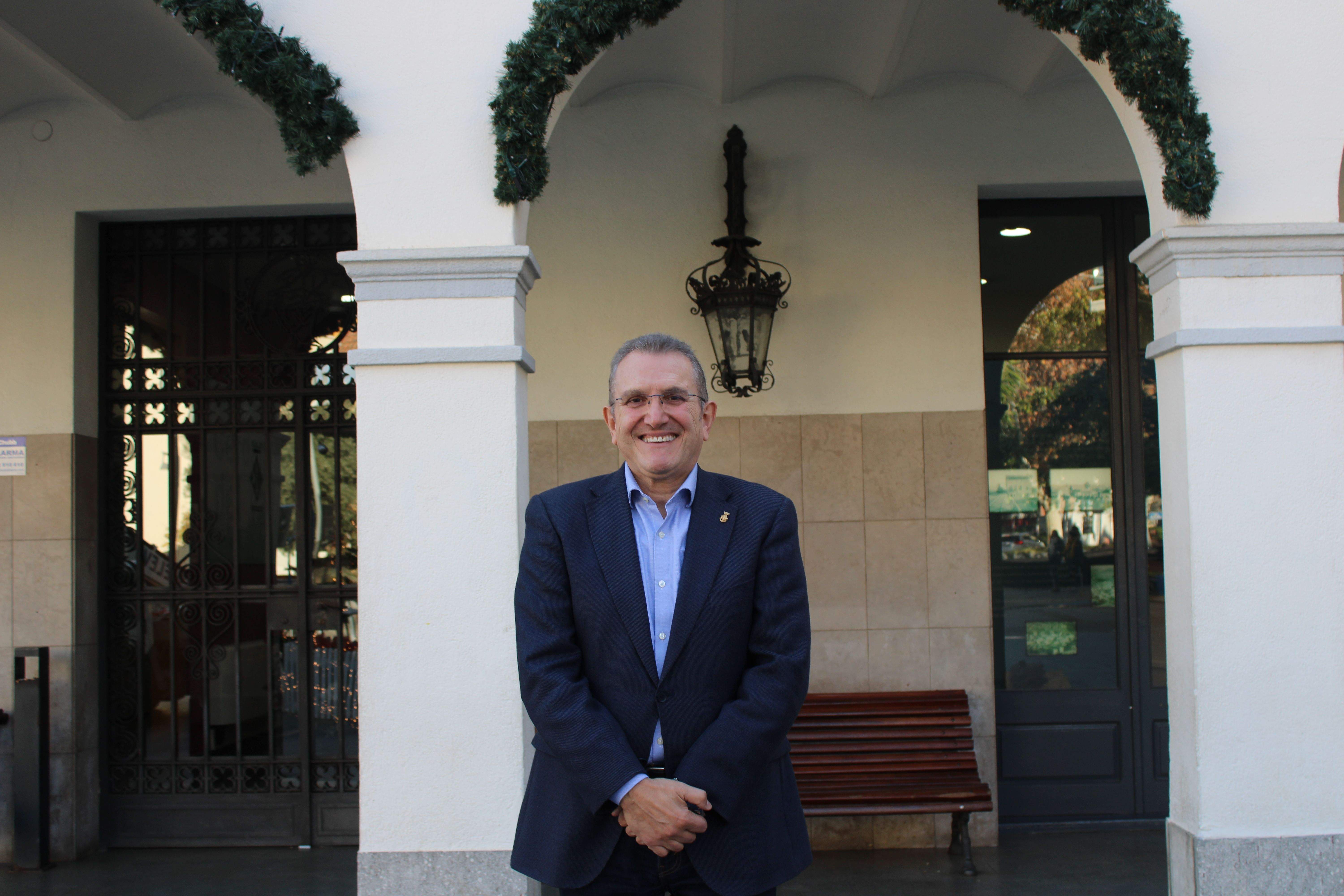 Javier Sánchez davant l'Ajuntament de Cerdanyola. FOTO: Guillem Barrera