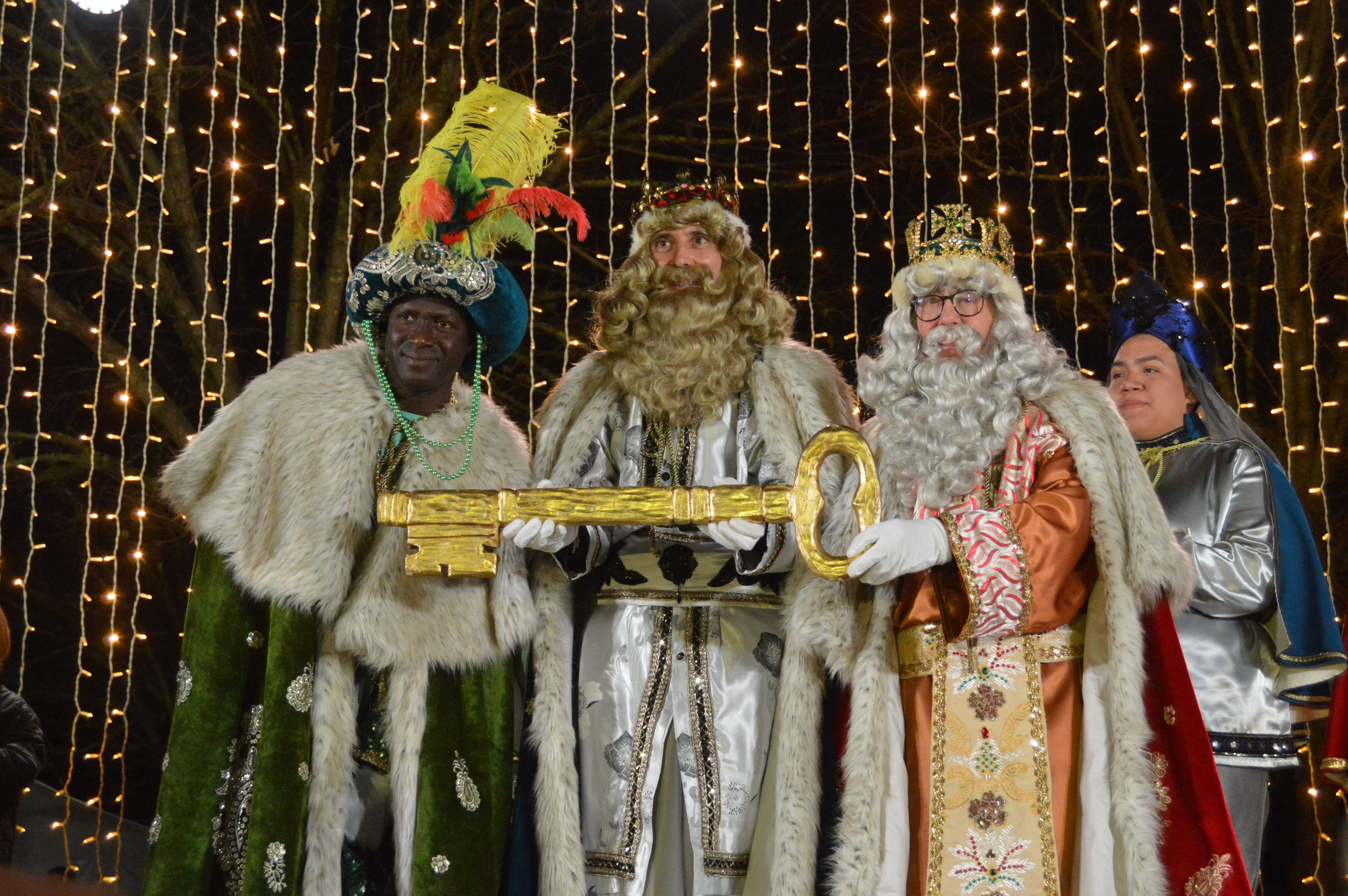 Els Reis Mags d'Orient agafen la clau de Cerdanyola per a poder deixar els regals a les llars. FOTO: Nora MO