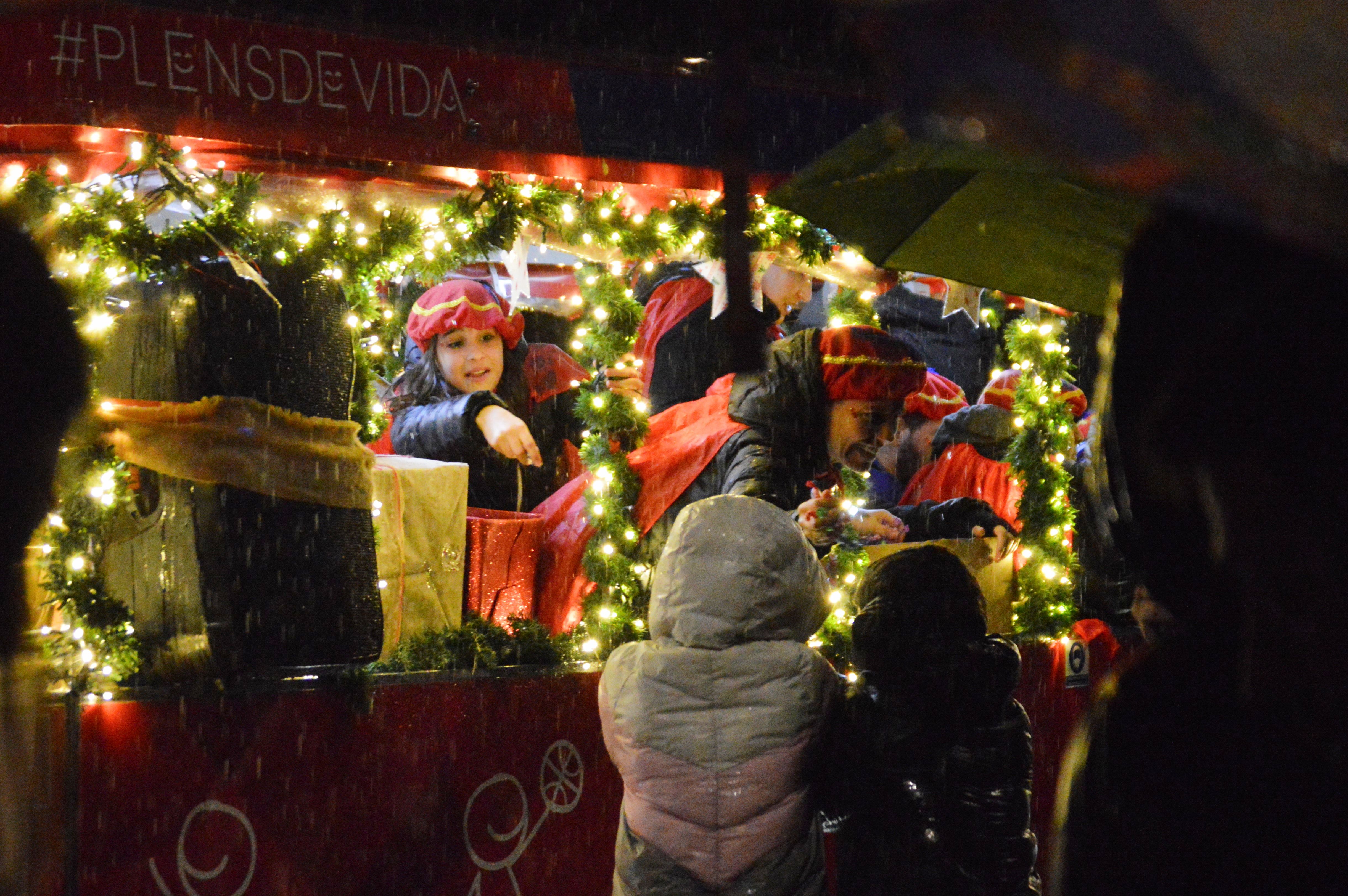 La pluja no ha aturat la Cavalcada de Reis de 2024. FOTO: Nora MO