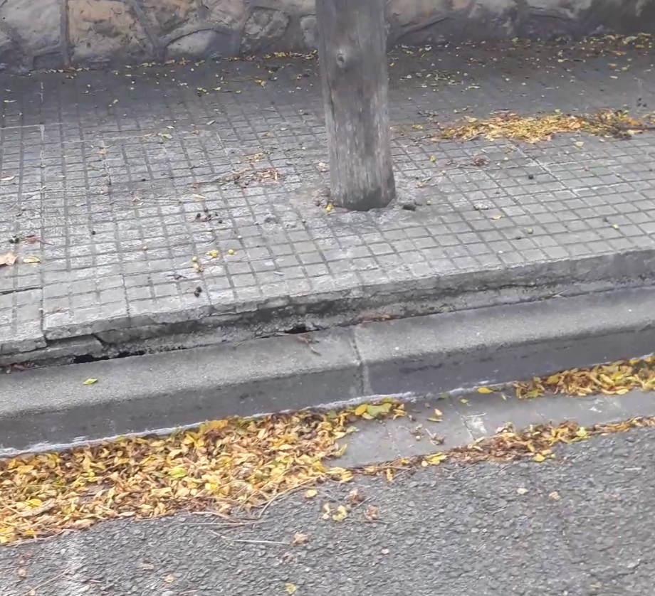 Estat de les voreres al carrer Misericòrdia. Rafel Santasusagna Ferret