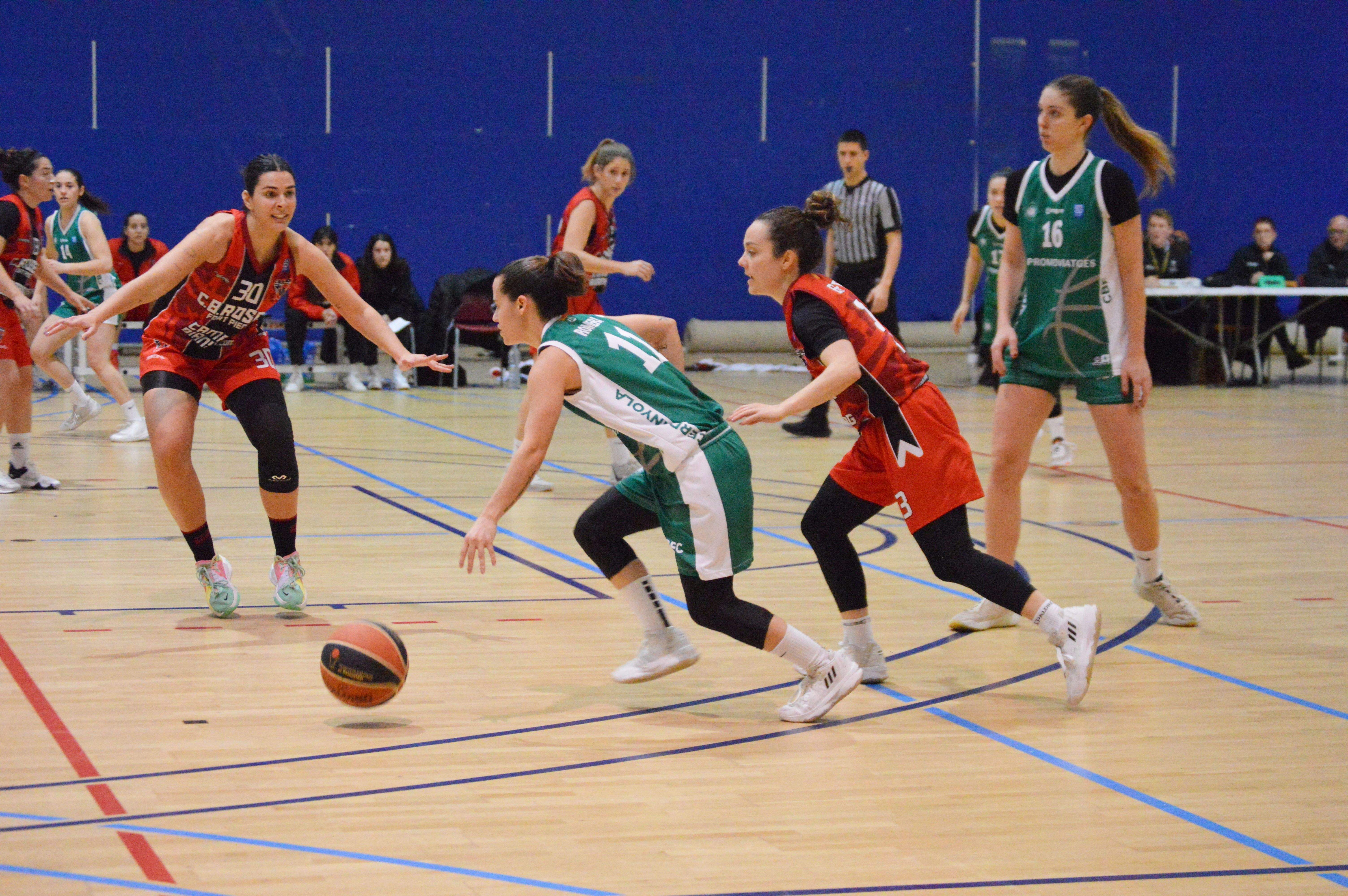 El Club Bàsquet Femení Cerdanyola contra el Roser en un partit de Super Copa Femenina. FOTO: Nora MO (ARXIU)