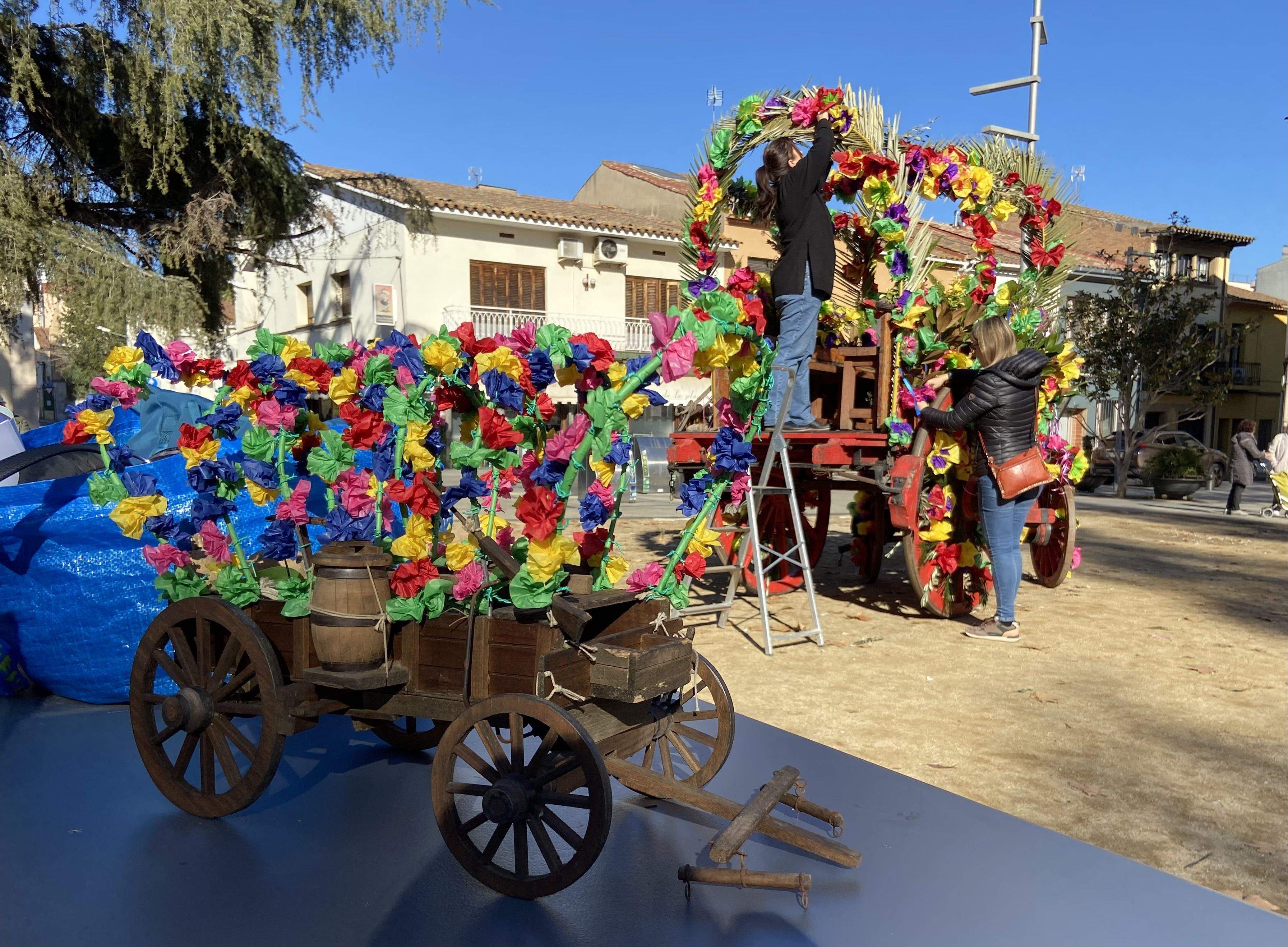 Taller de decoració del carro de Bambalina pels Tres Tombs de 2024. FOTO: Nora MO