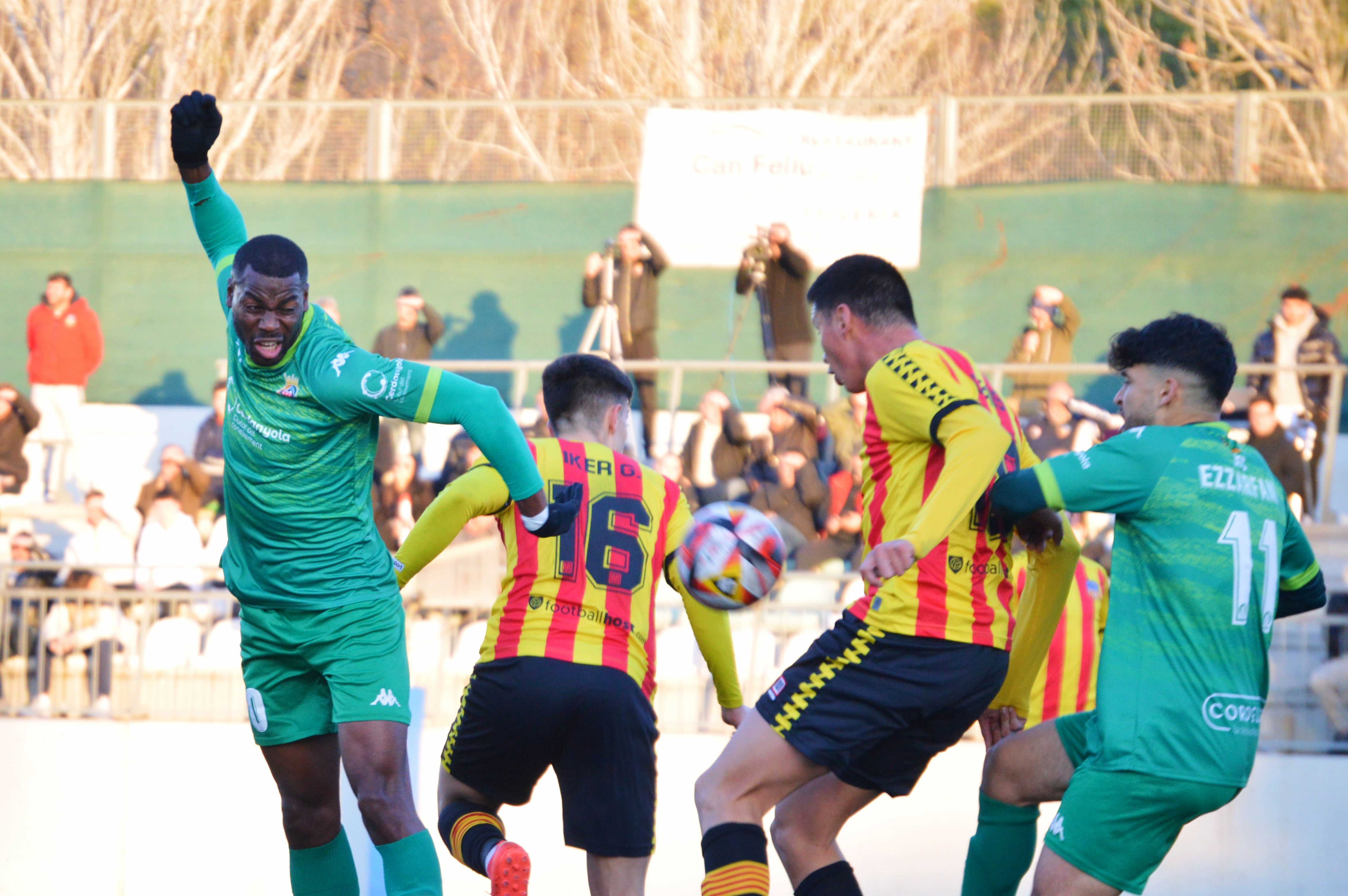 El Cerdanyola FC davant del Sant Andreu. FOTO: Nora MO