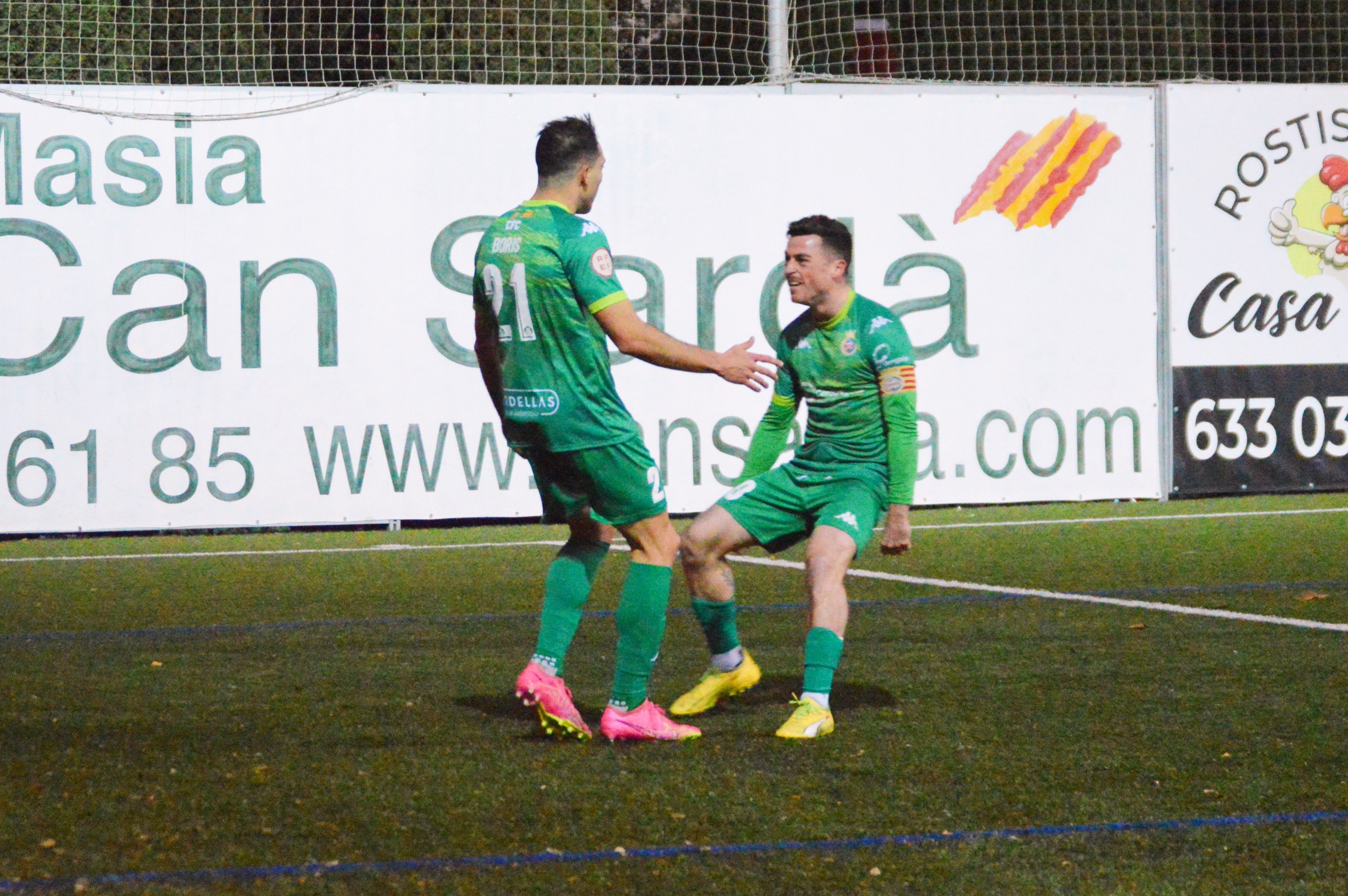 Boris Garrós i Max Marcet celebrant un gol del Cerdanyola FC davant del Sant Andreu. FOTO: Nora MO