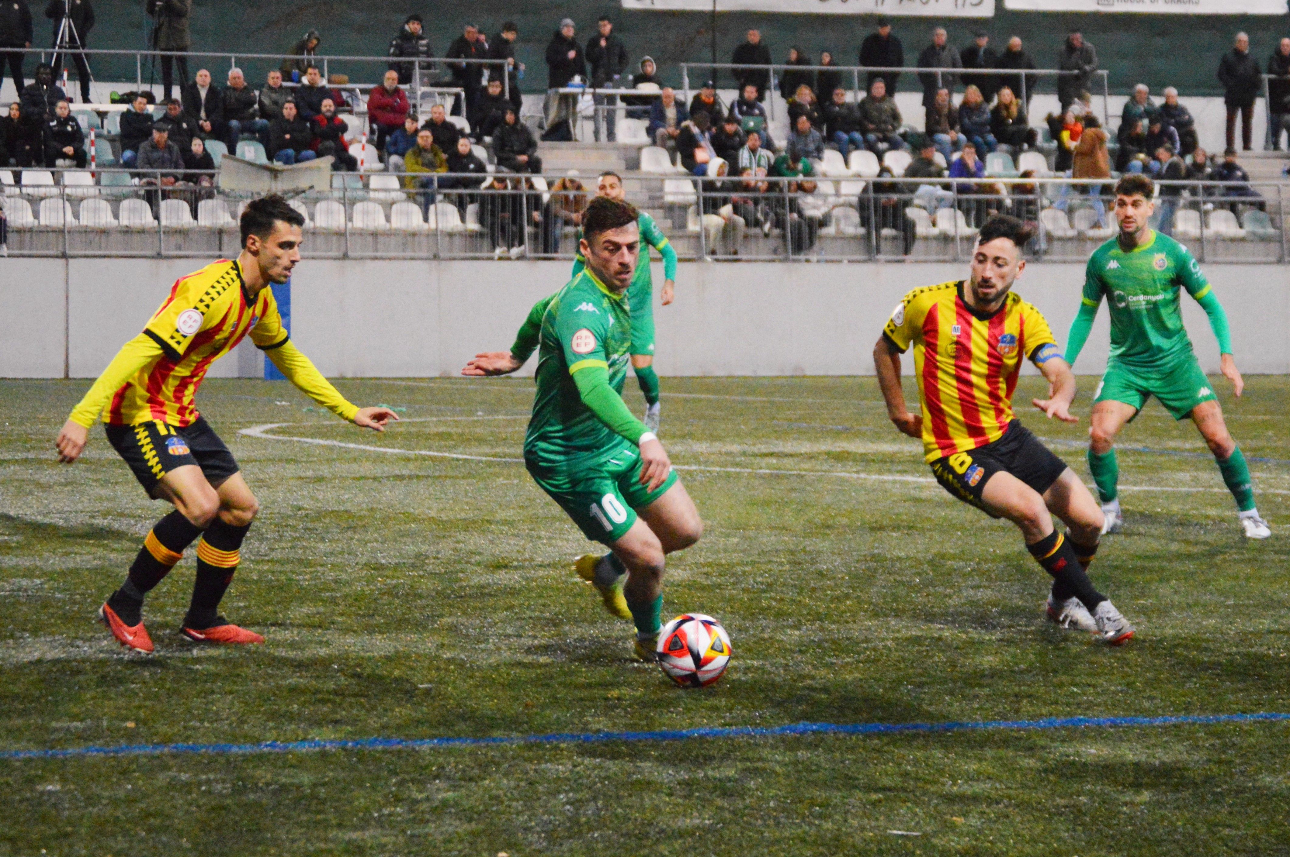 El Cerdanyola FC davant del Sant Andreu. FOTO: Nora MO