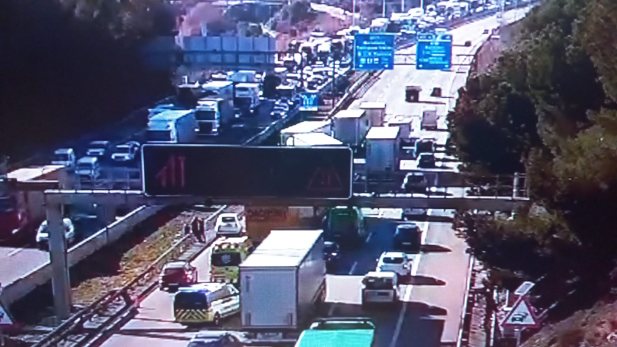 Imatge aèria d'un accident a l'AP-7. FOTO: Trànsit