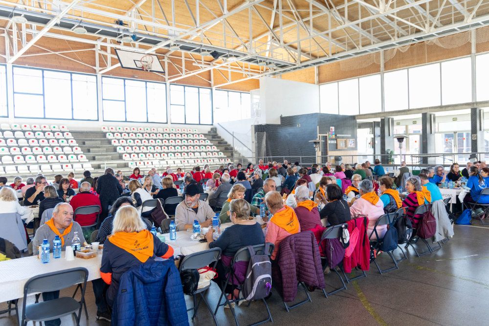 El cicle de la passejada 'A cent cap als cent' a Can Xarau. FOTO: Ajuntament de Cerdanyola del Vallès