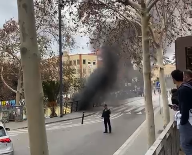 Imatge de l'incendi a sota del pont de l'Avinguda Catalunya. FOTO: Cedida