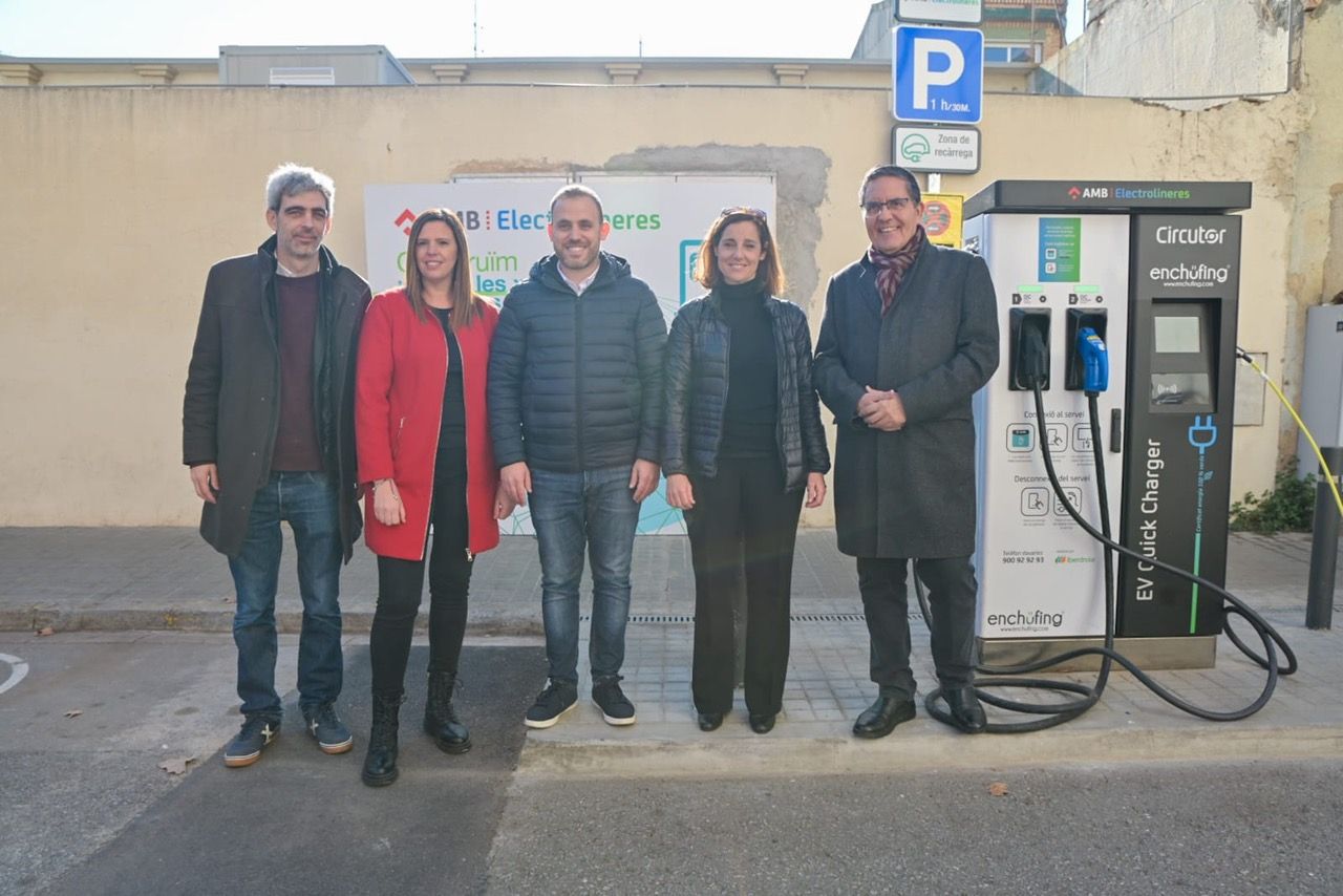 Presentació de l'electrolinera del carrer del Camp. FOTO: AMB
