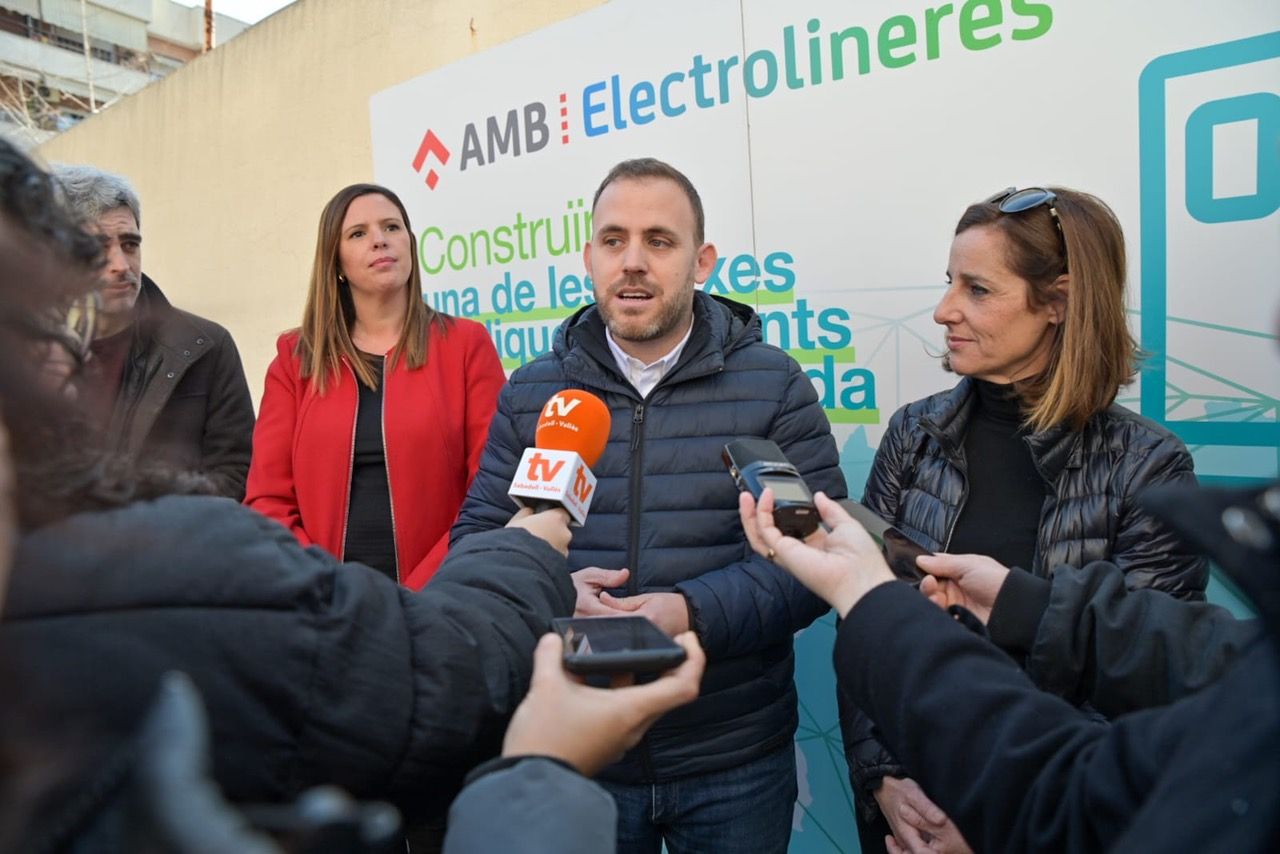 L'alcalde de Cerdanyola, Carlos Cordon, atenent als mitjans. FOTO: AMB