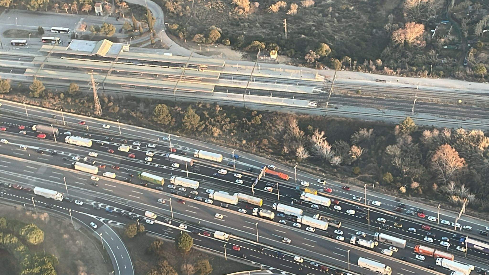 Imatge aèria de l'accident a l'AP-7. FOTO: SCT