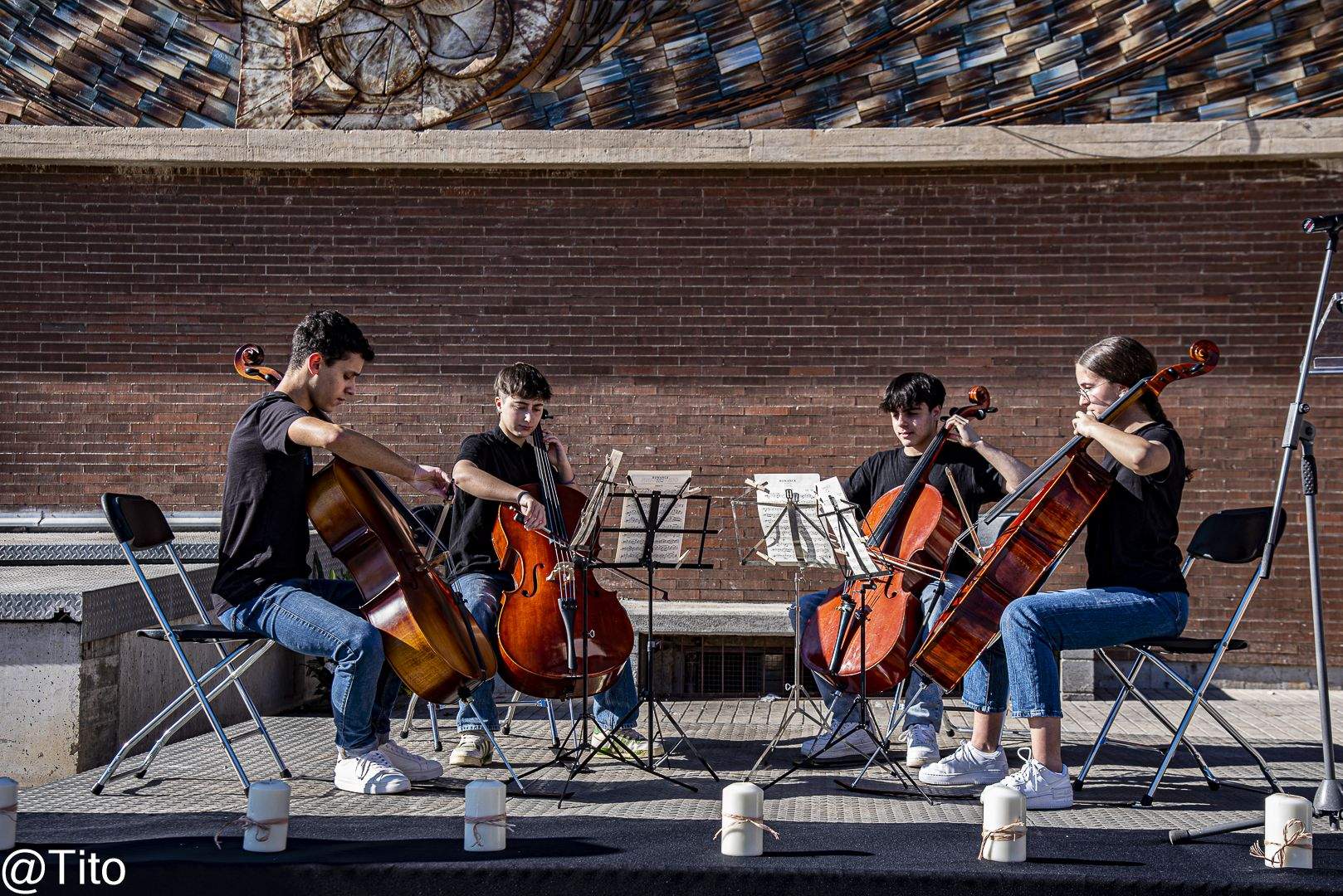 Quartet de Violoncels de l’Escola Municipal de Música Aulos interpretant El Cant dels Ocells. FOTO: Tito Vera