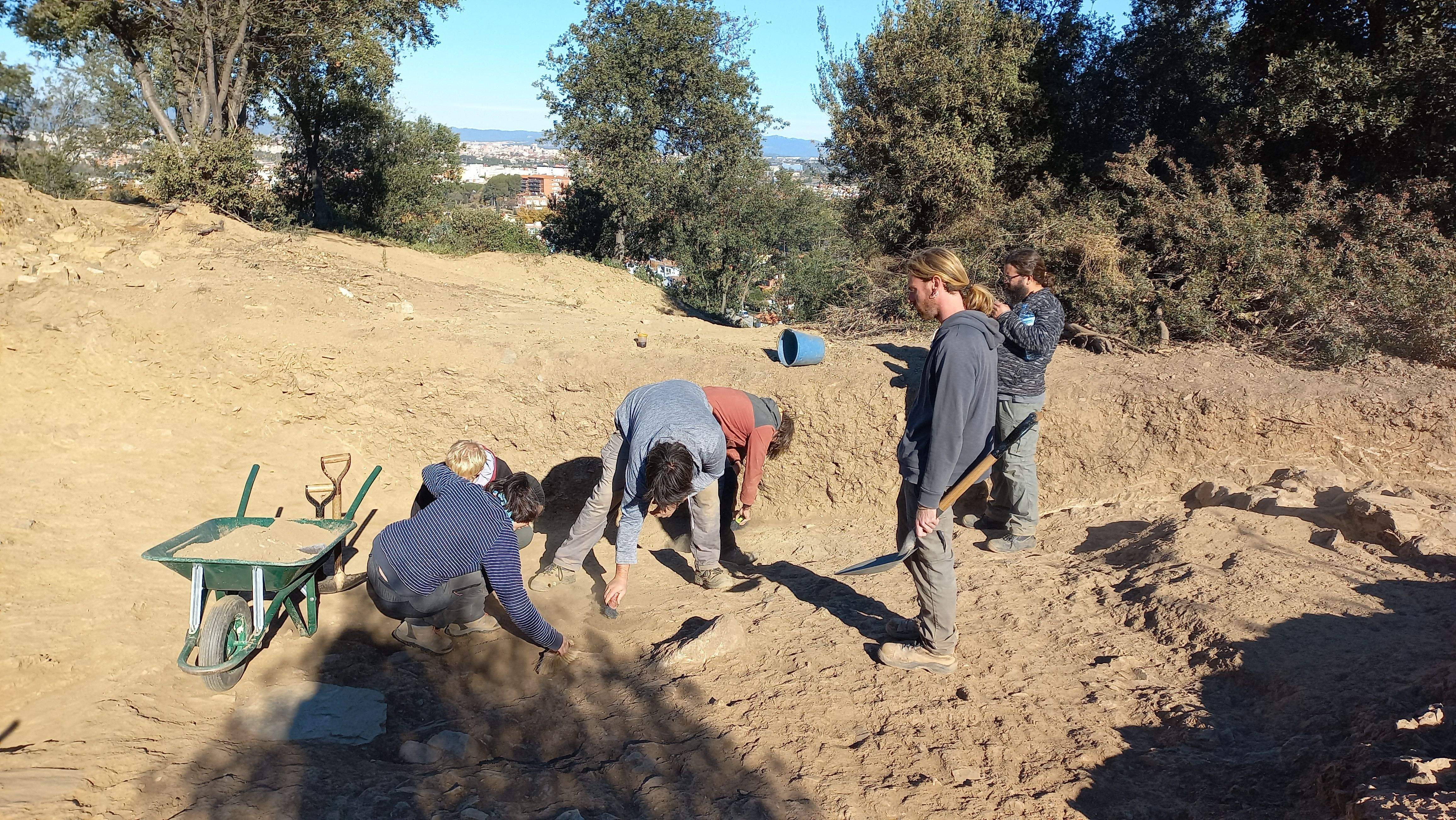 Excavació de les restes d'un individu de l'alta edat mitjana a Ca n'Oliver. FOTO: Museu i Poblat Ibèric de Ca n'Oliver