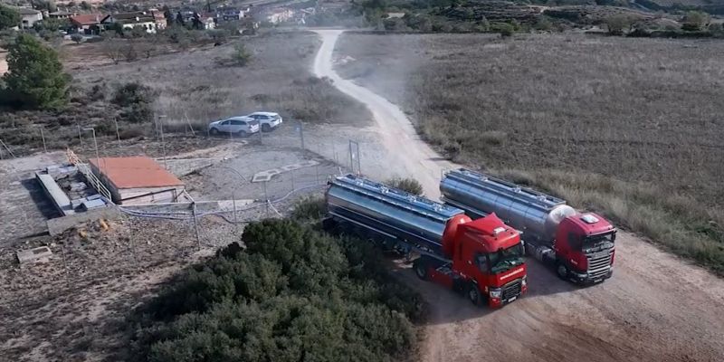 Camions cisterna descarregant aigua al dipòsit de l’Espluga de Francolí. FOTO: ACA