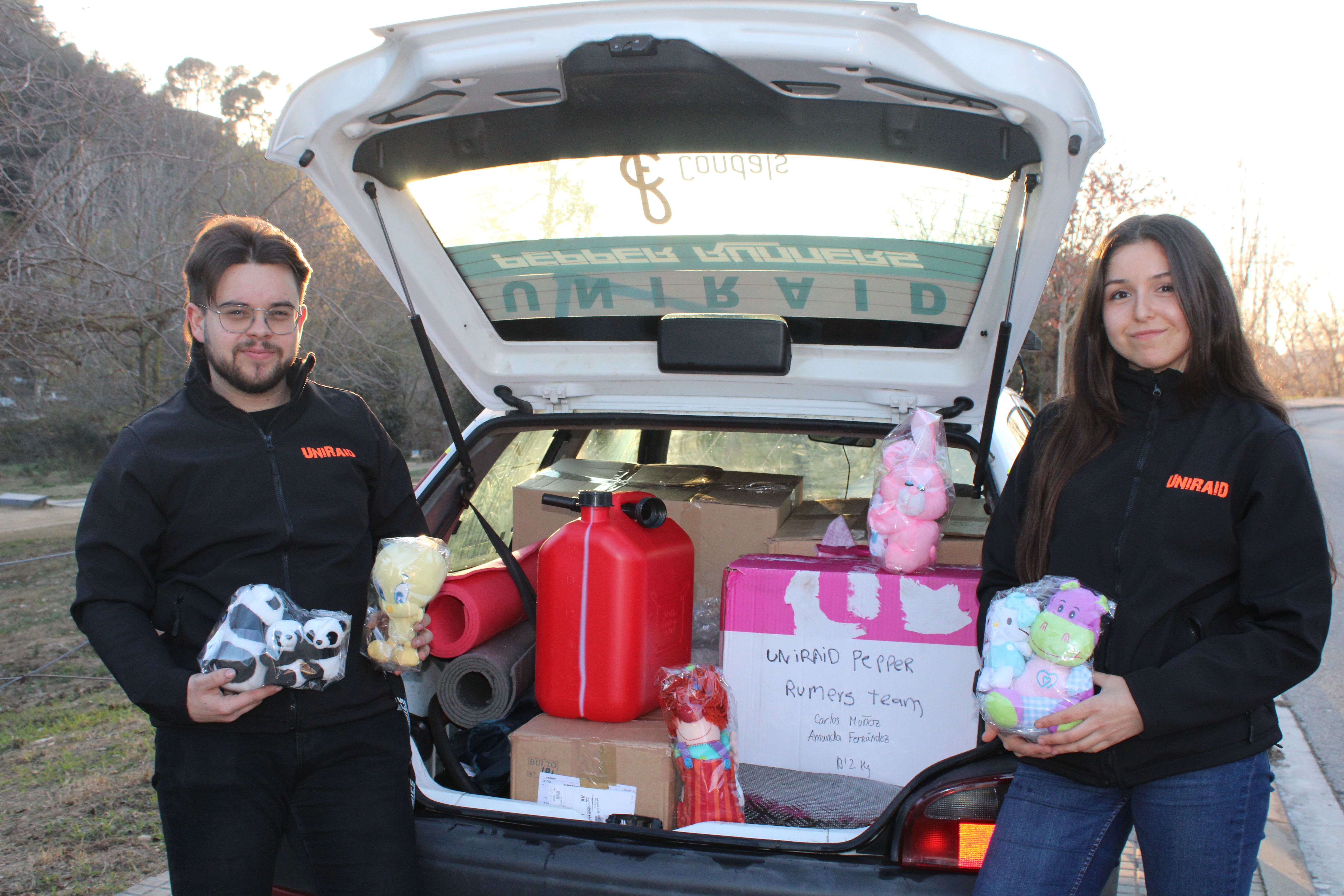 L'Amanda i el Carlos porten 40 kg de joguines a la part del darrere del cotxe. FOTO: Guillem Barrera