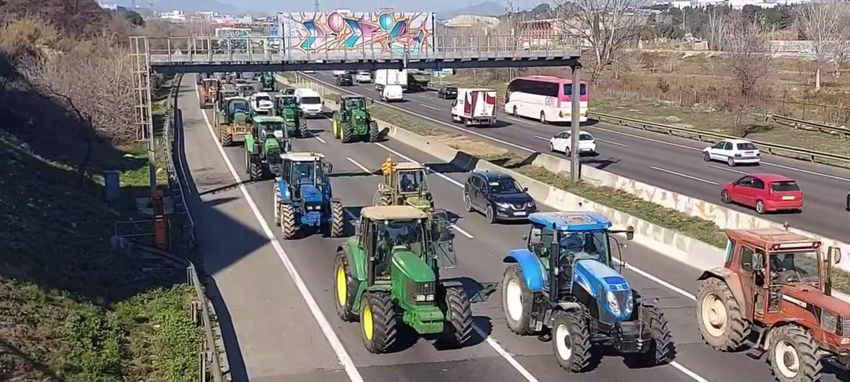 Marxa lenta de tractors per la C-58. FOTO: Marc Mata