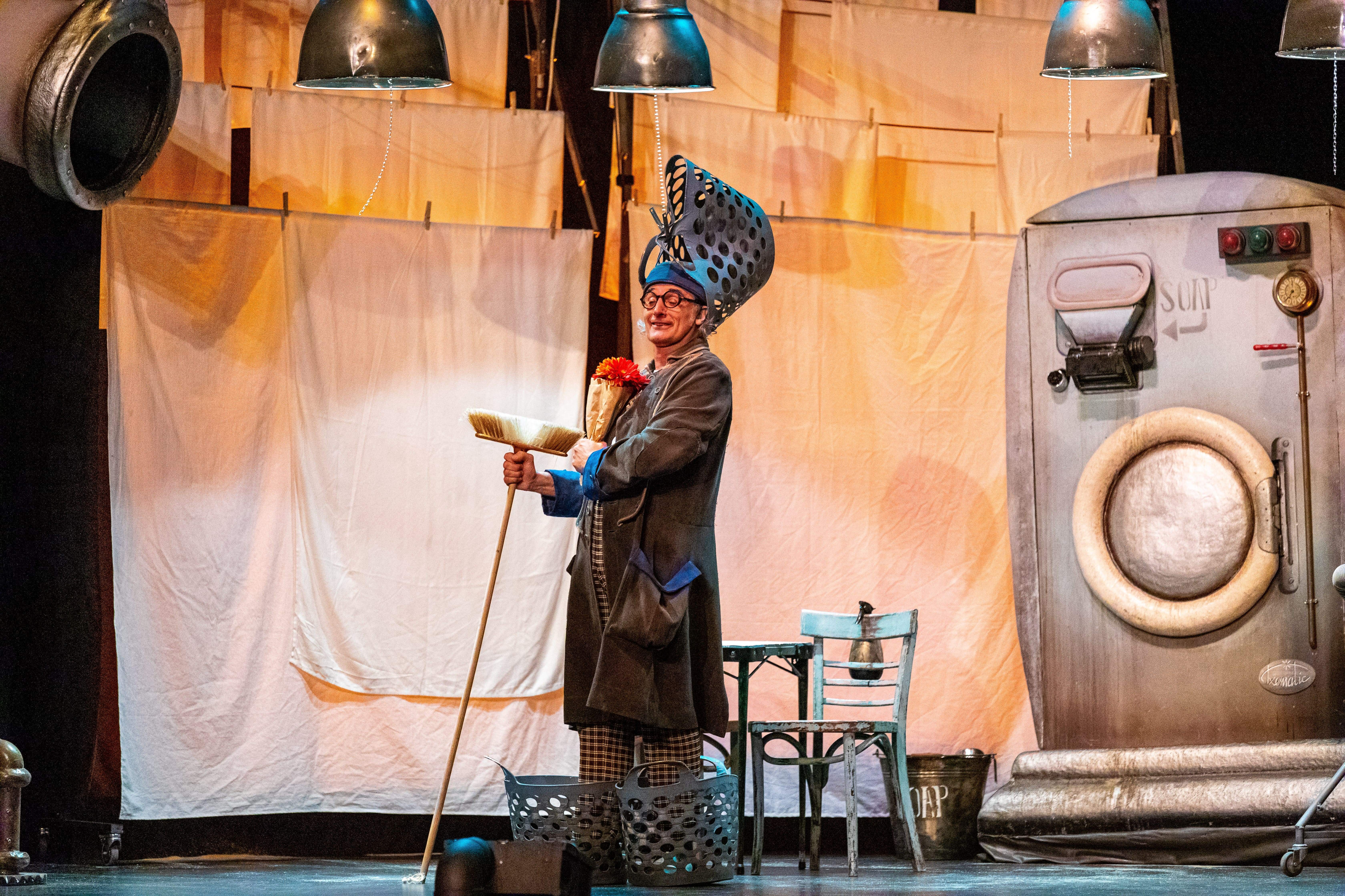 L'espectacle 'Italino Gran Hotel' visita l'Ateneu. FOTO: Cia. La Tal