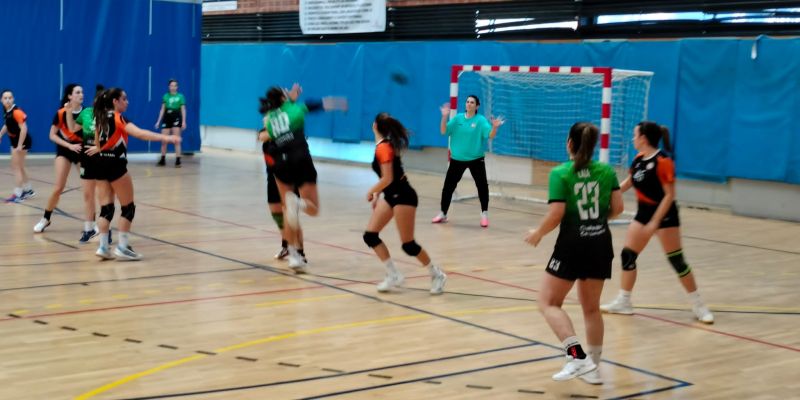 El femení del Club d'Handbol Cerdanyola guanya i escala posicions