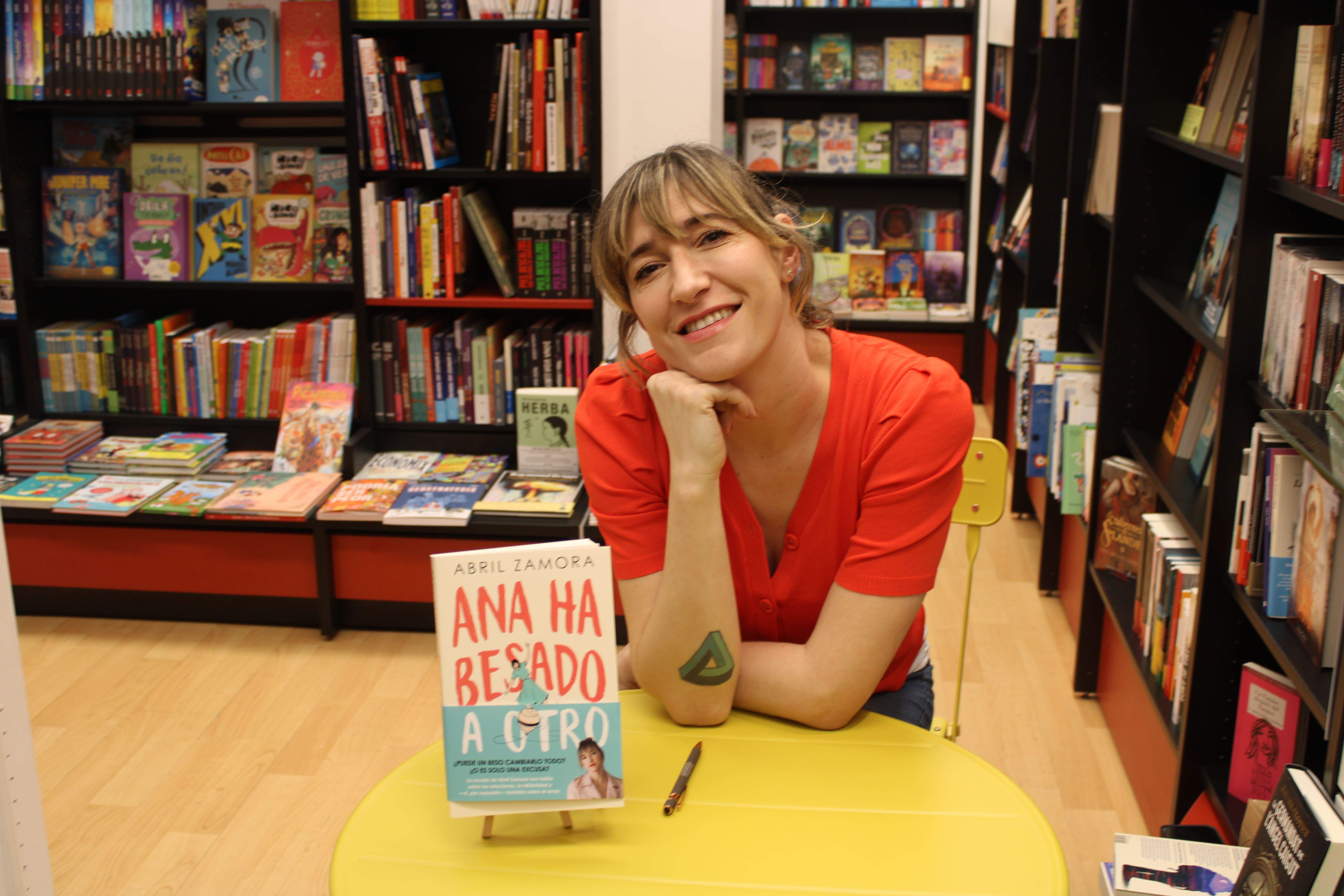 Abril Zamora a la llibreria l'Aranya de Cerdanyola signant llibres. FOTO: Guillem Barrera