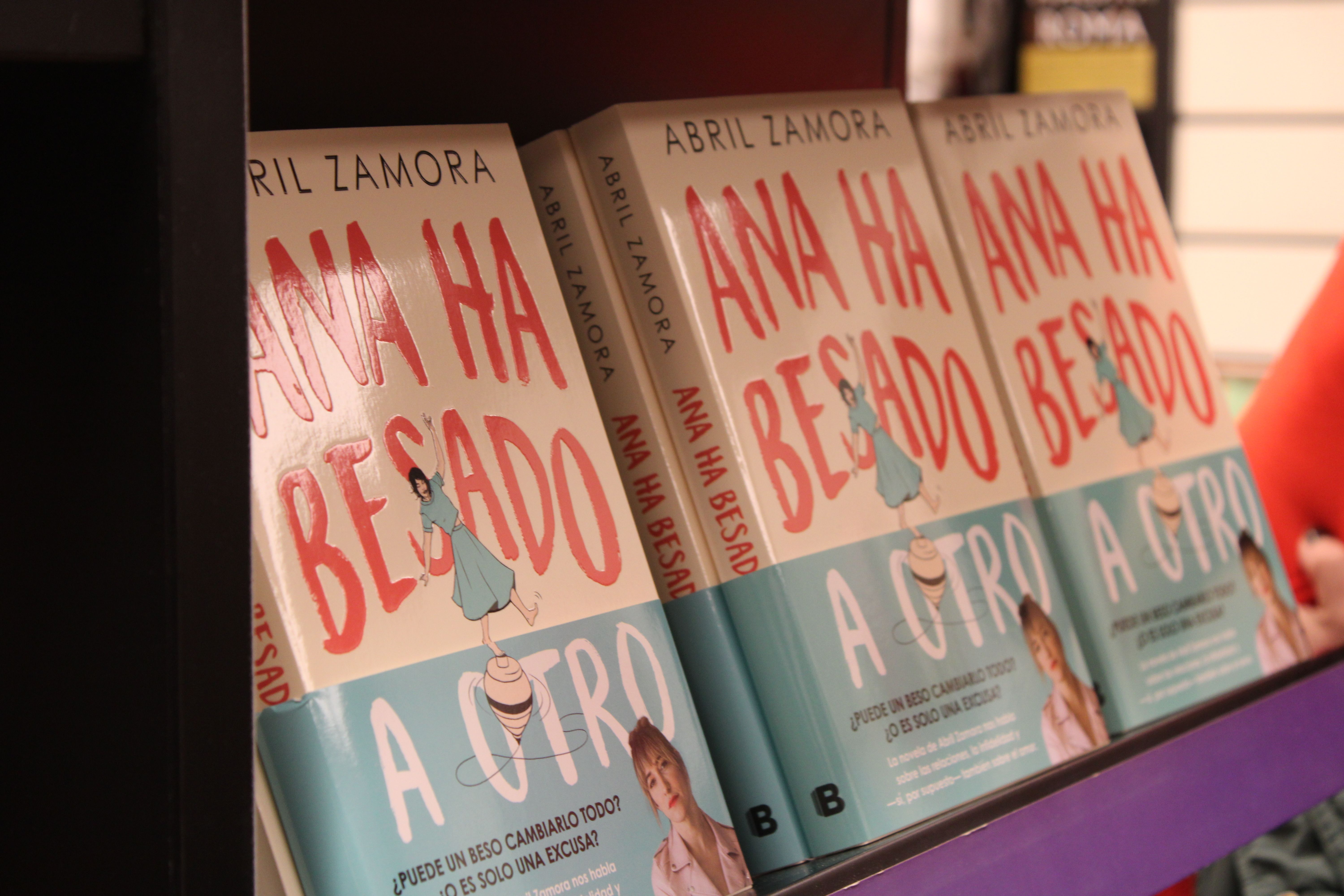 Portada del nou llibre d'Abril Zamora a la llibreria l'Aranya de Cerdanyola. FOTO: Guillem Barrera