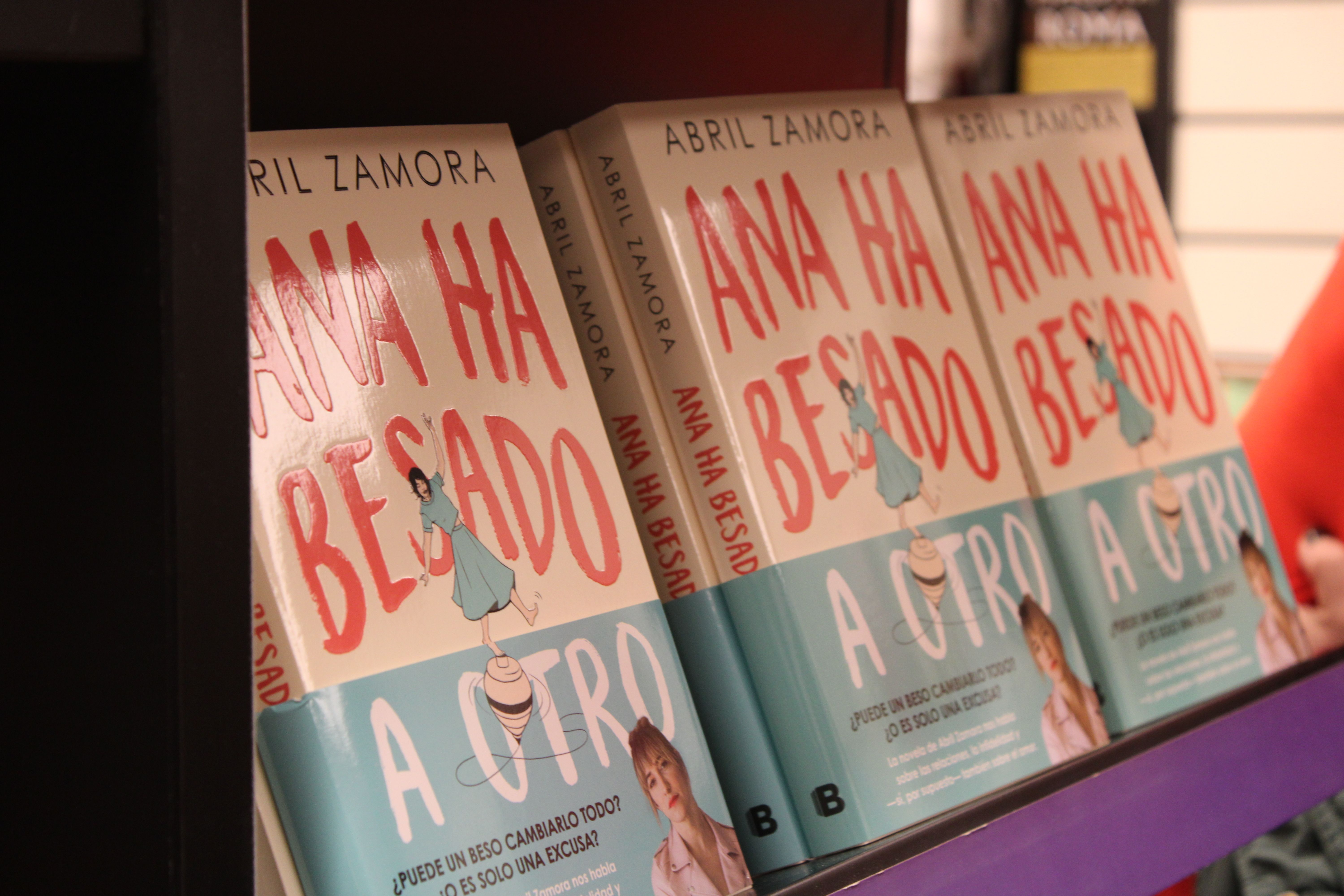Portada del nou llibre d'Abril Zamora a la llibreria l'Aranya de Cerdanyola. FOTO: Guillem Barrera Portada del nou llibre d'Abril Zamora a la llibreria l'Aranya de Cerdanyola. FOTO: Guillem Barrera